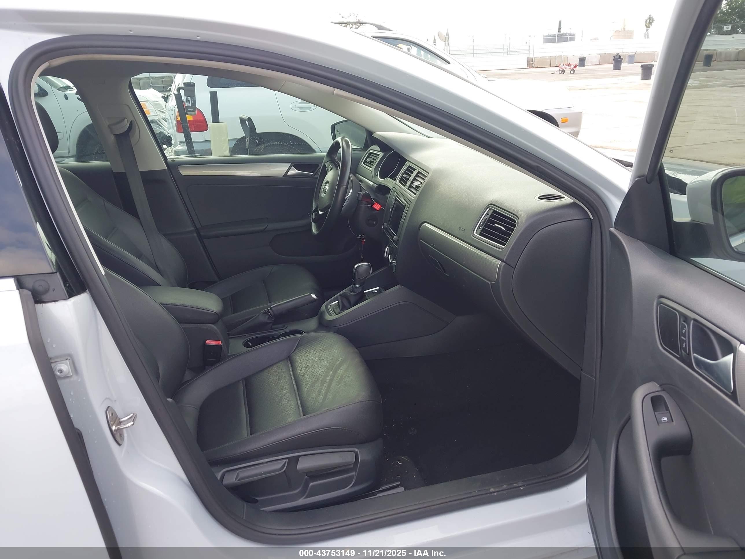VOLKSWAGEN JETTA image 5
