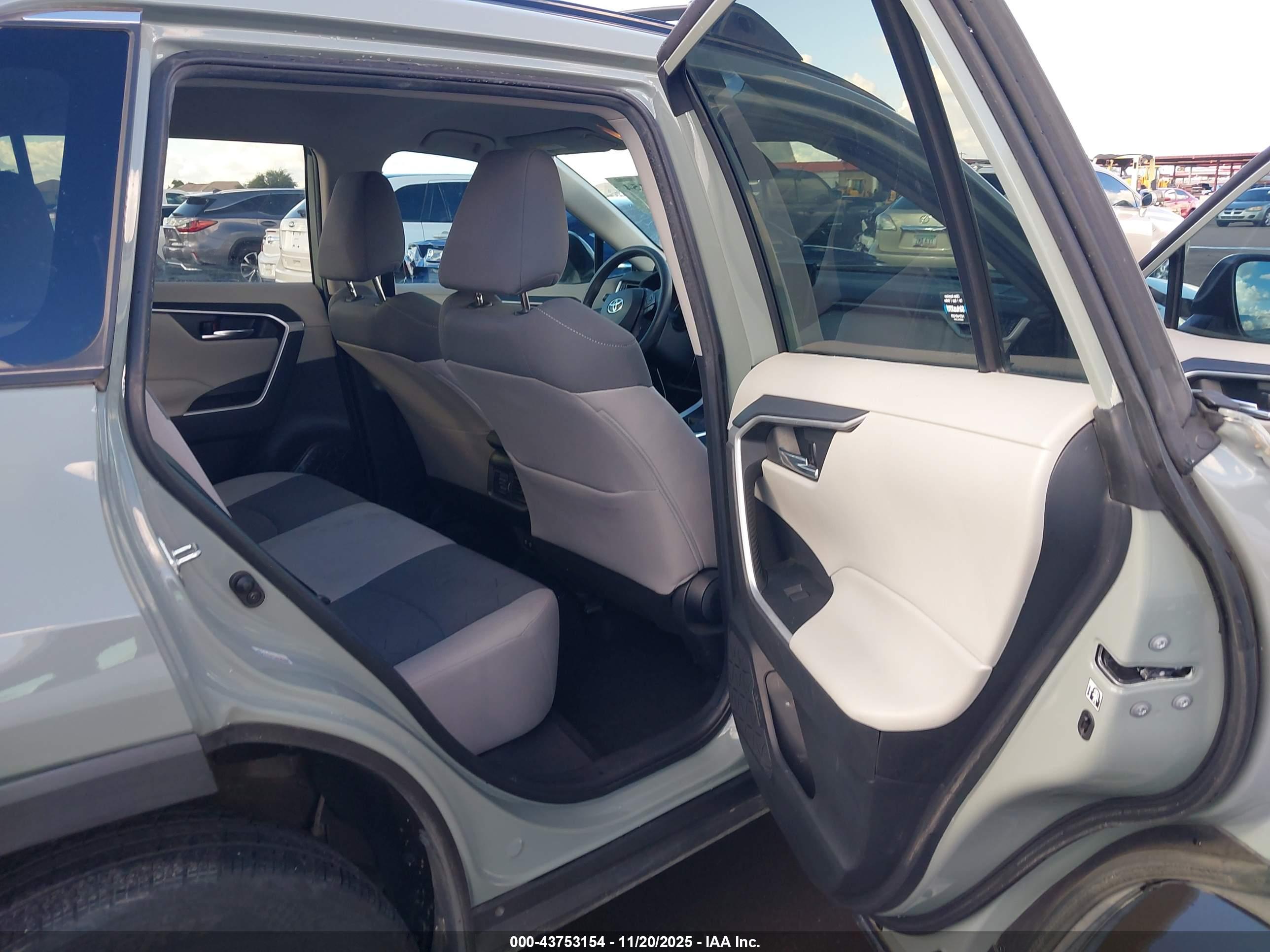 TOYOTA RAV4 image 8