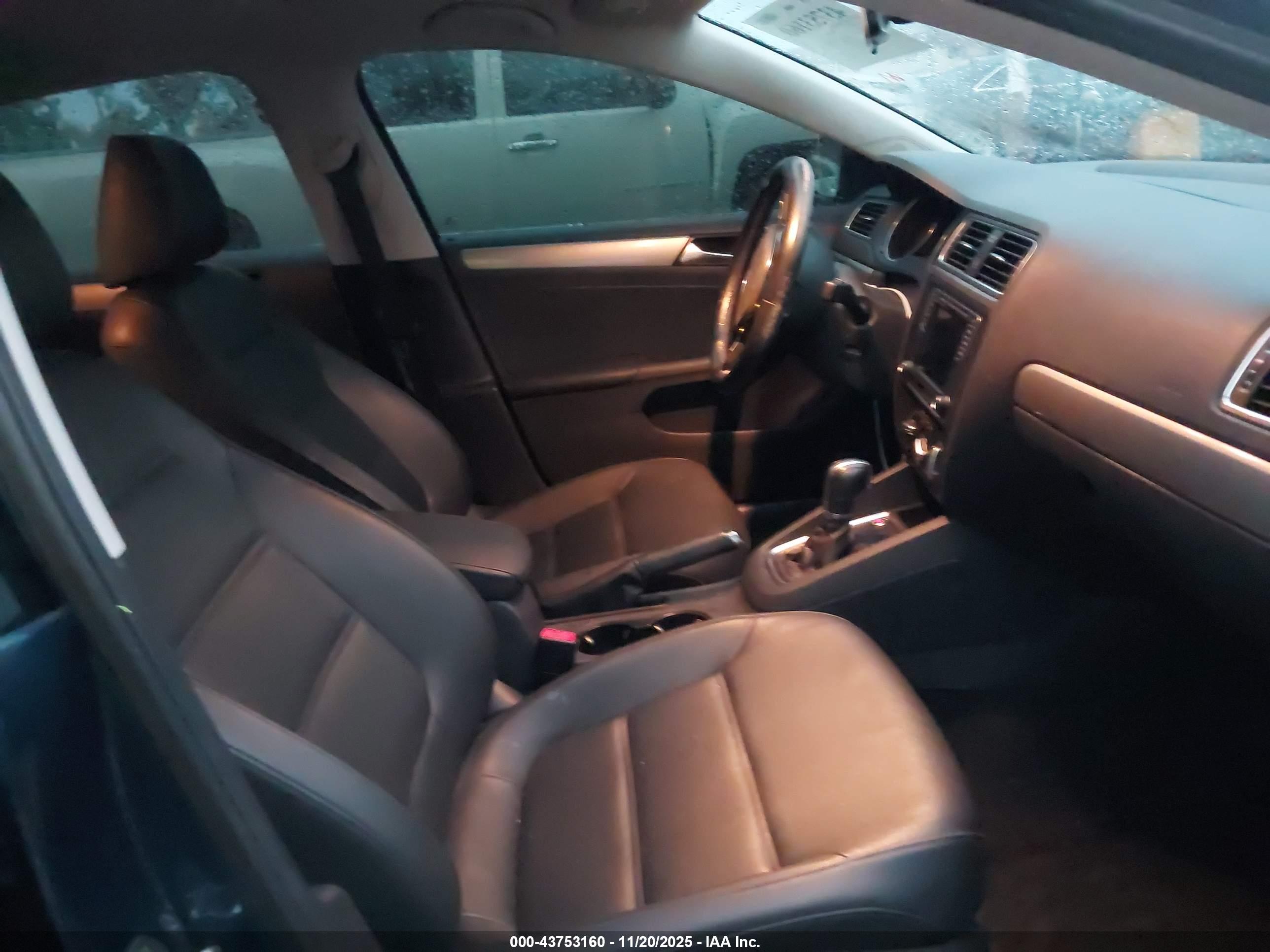 VOLKSWAGEN JETTA image 5