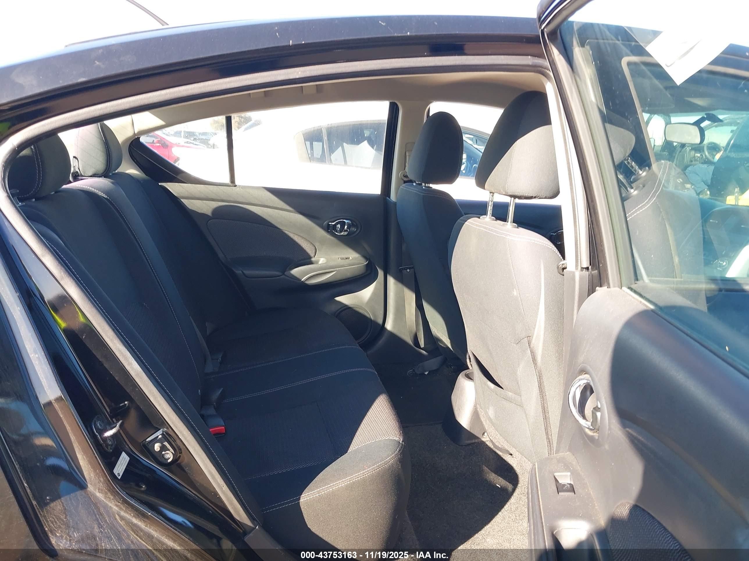 NISSAN VERSA image 8