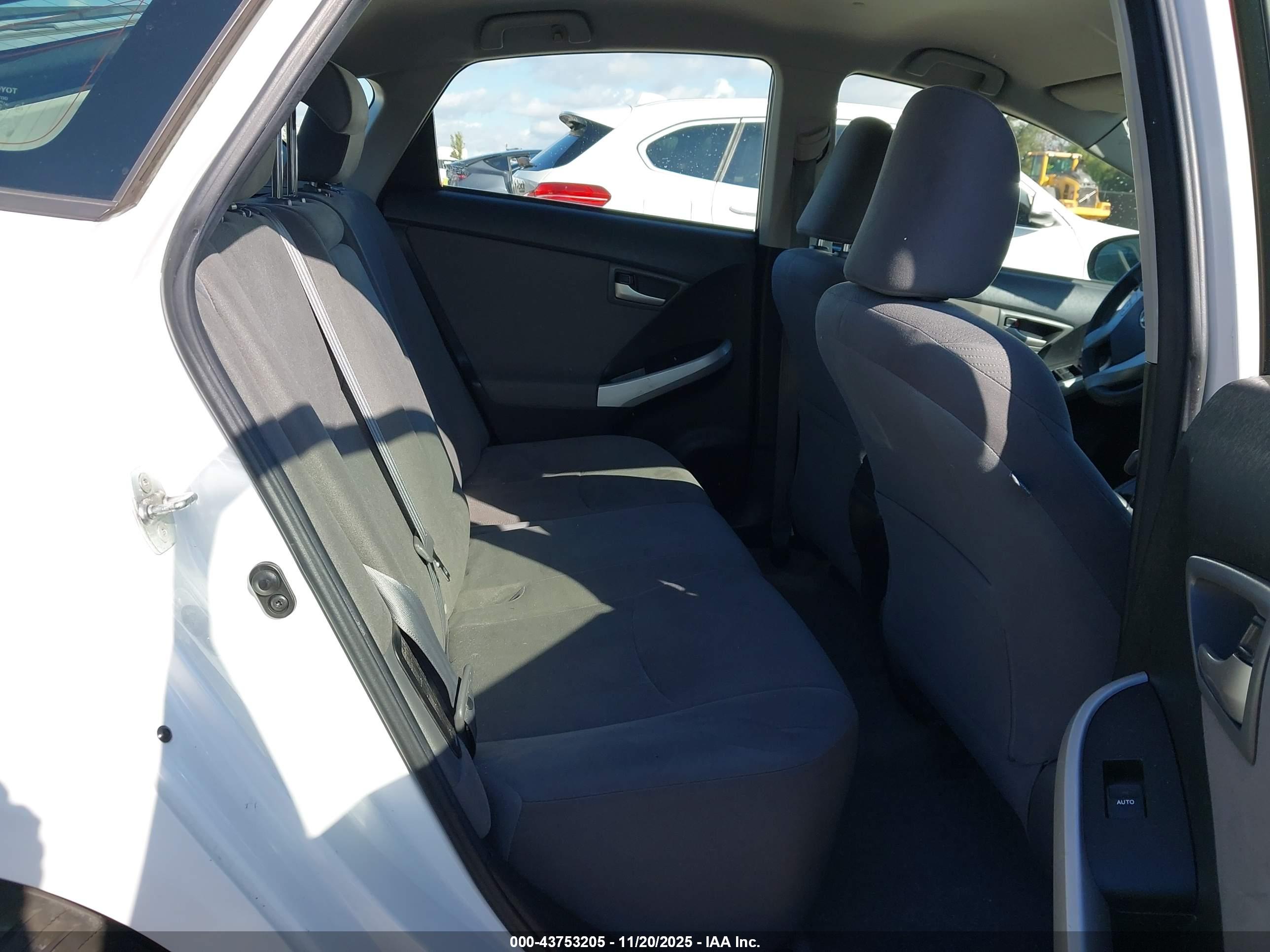 TOYOTA PRIUS image 8