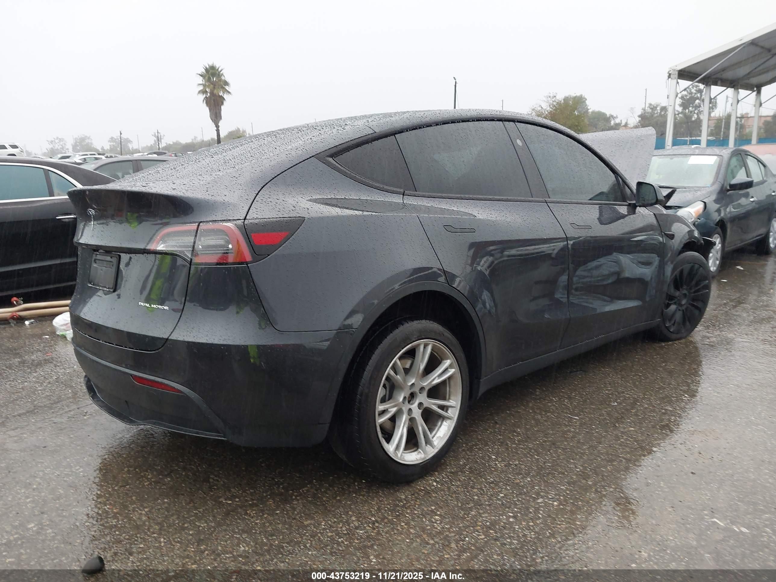 TESLA MODEL image 4