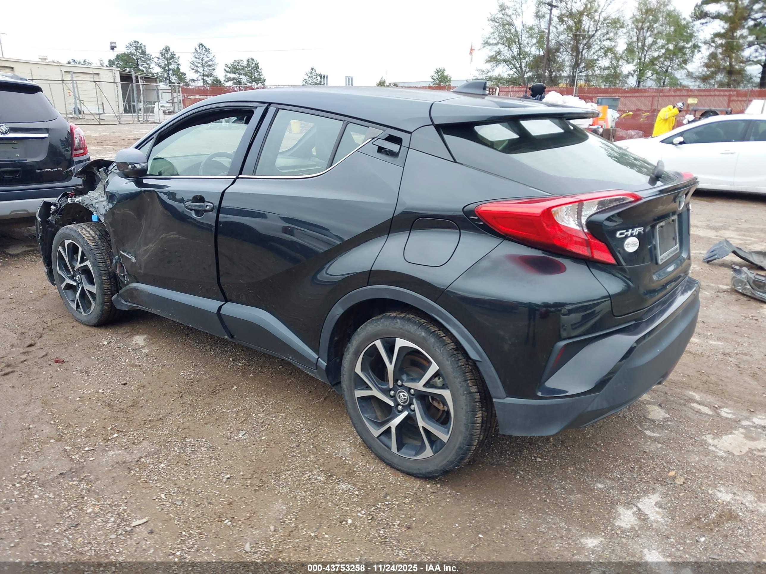 TOYOTA C-HR image 3