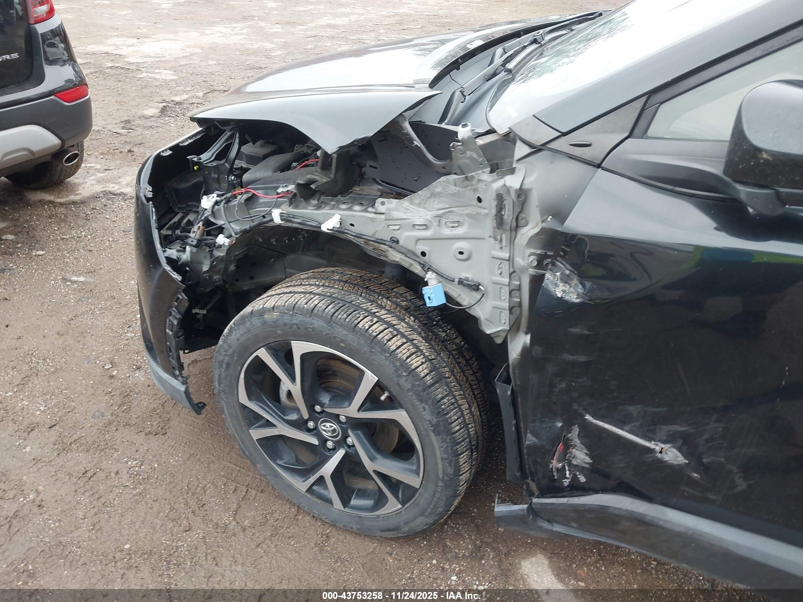 TOYOTA C-HR image 6
