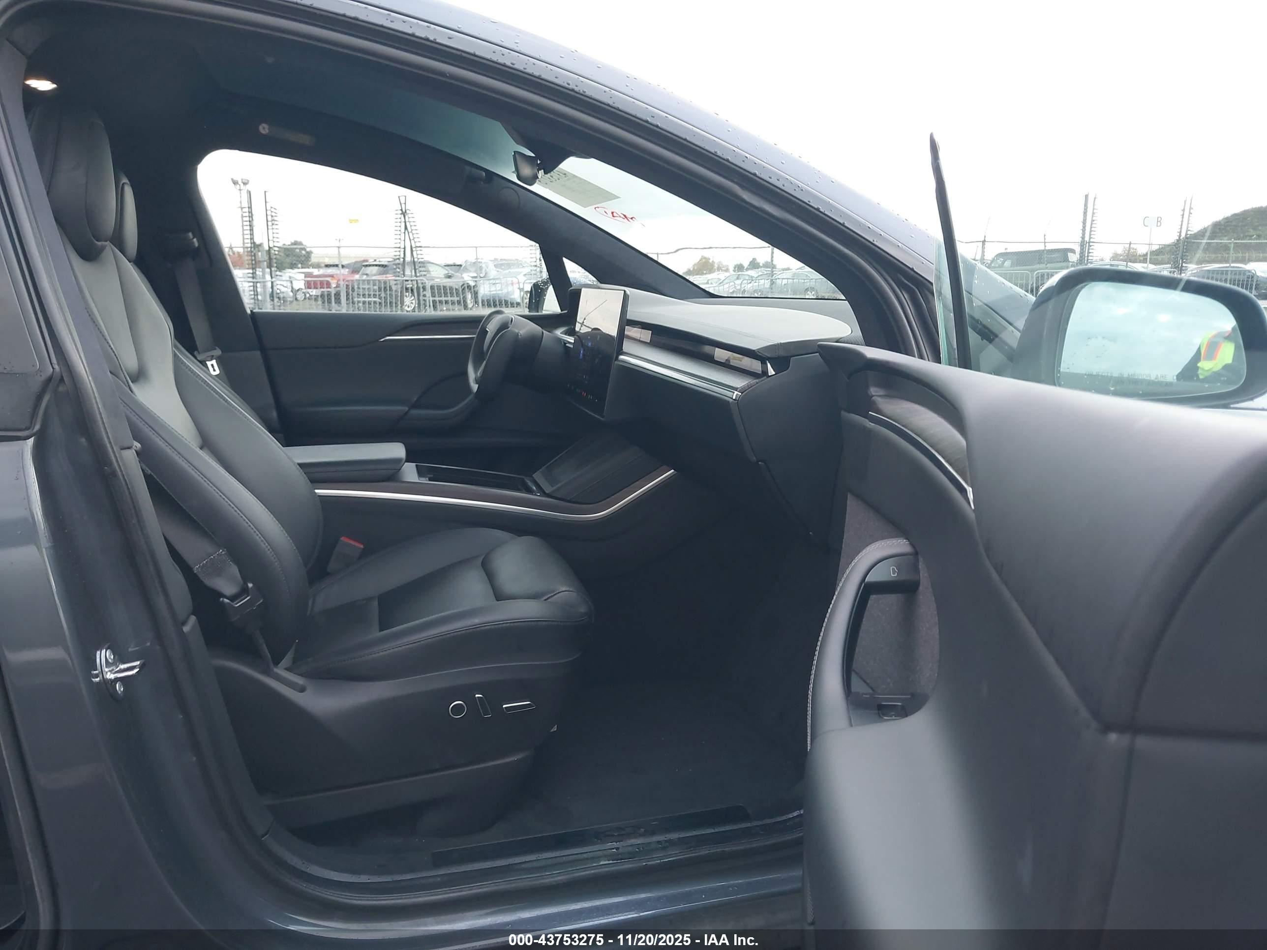 TESLA MODEL image 5