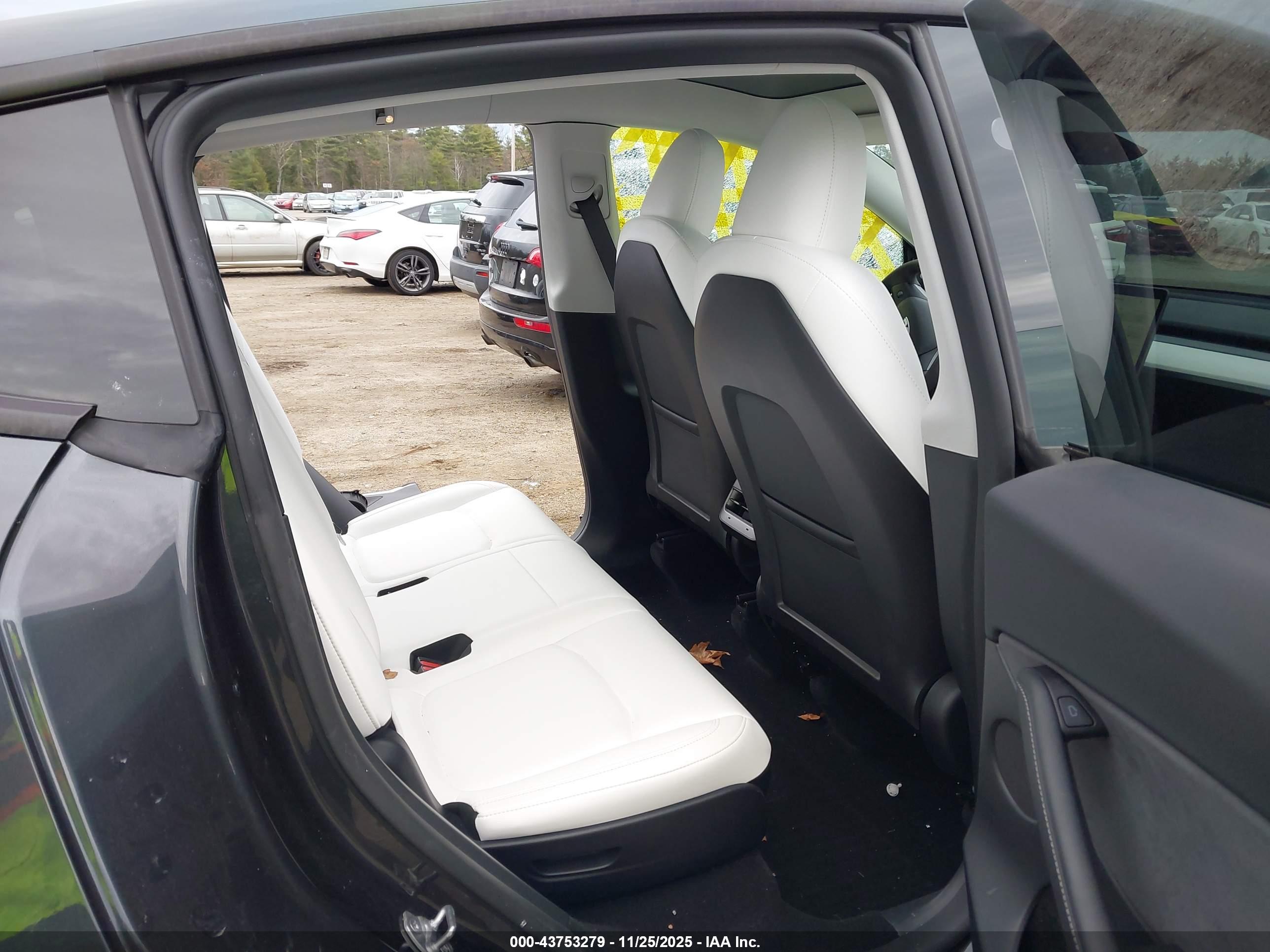 TESLA MODEL image 8