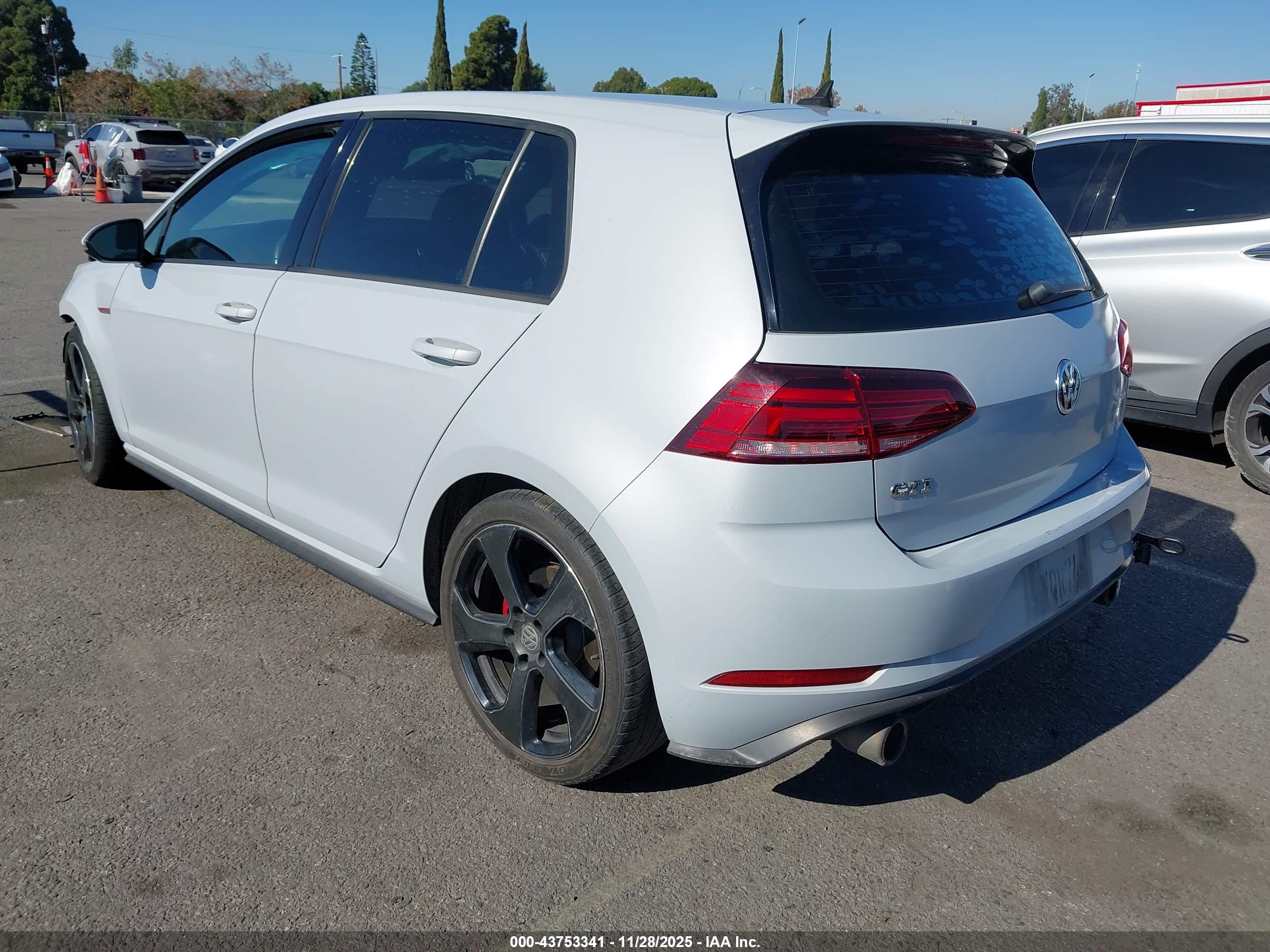 VOLKSWAGEN GOLF image 3
