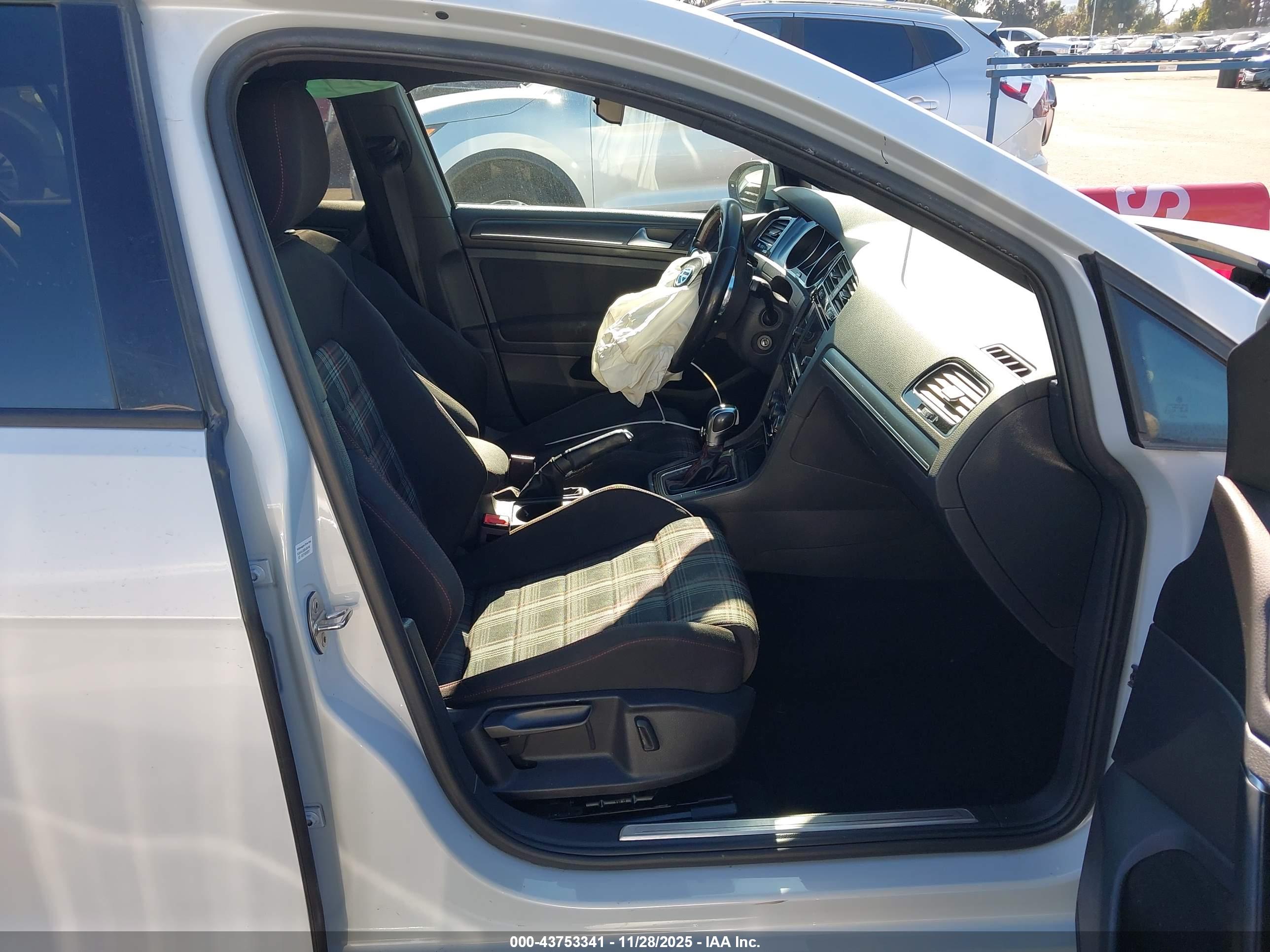 VOLKSWAGEN GOLF image 5