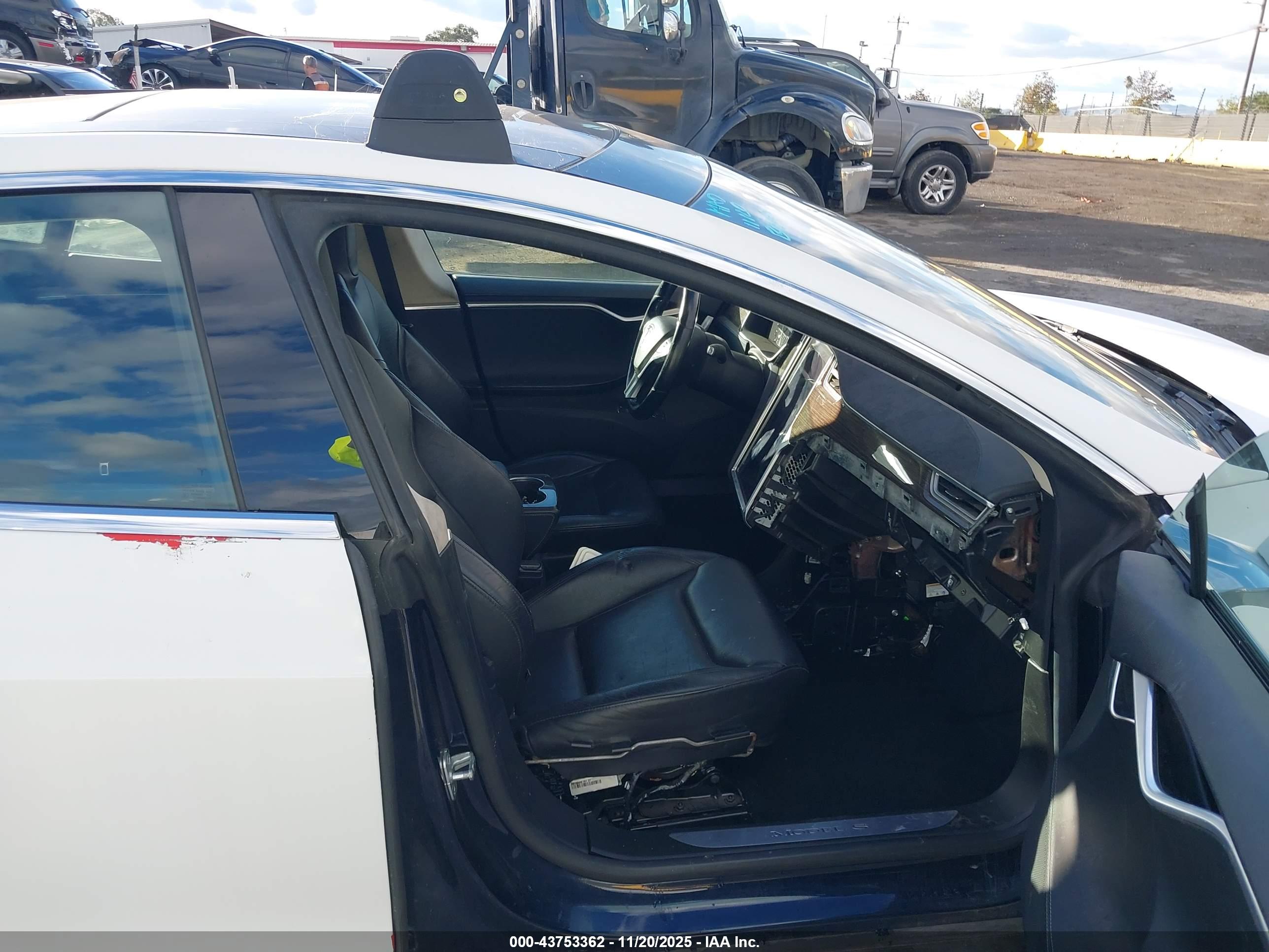 TESLA MODEL image 5