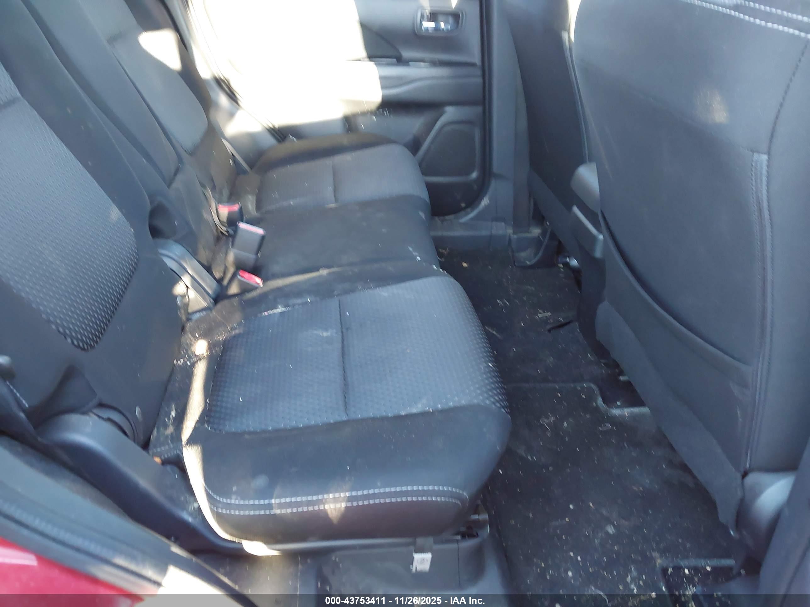 MITSUBISHI OUTLANDER image 8