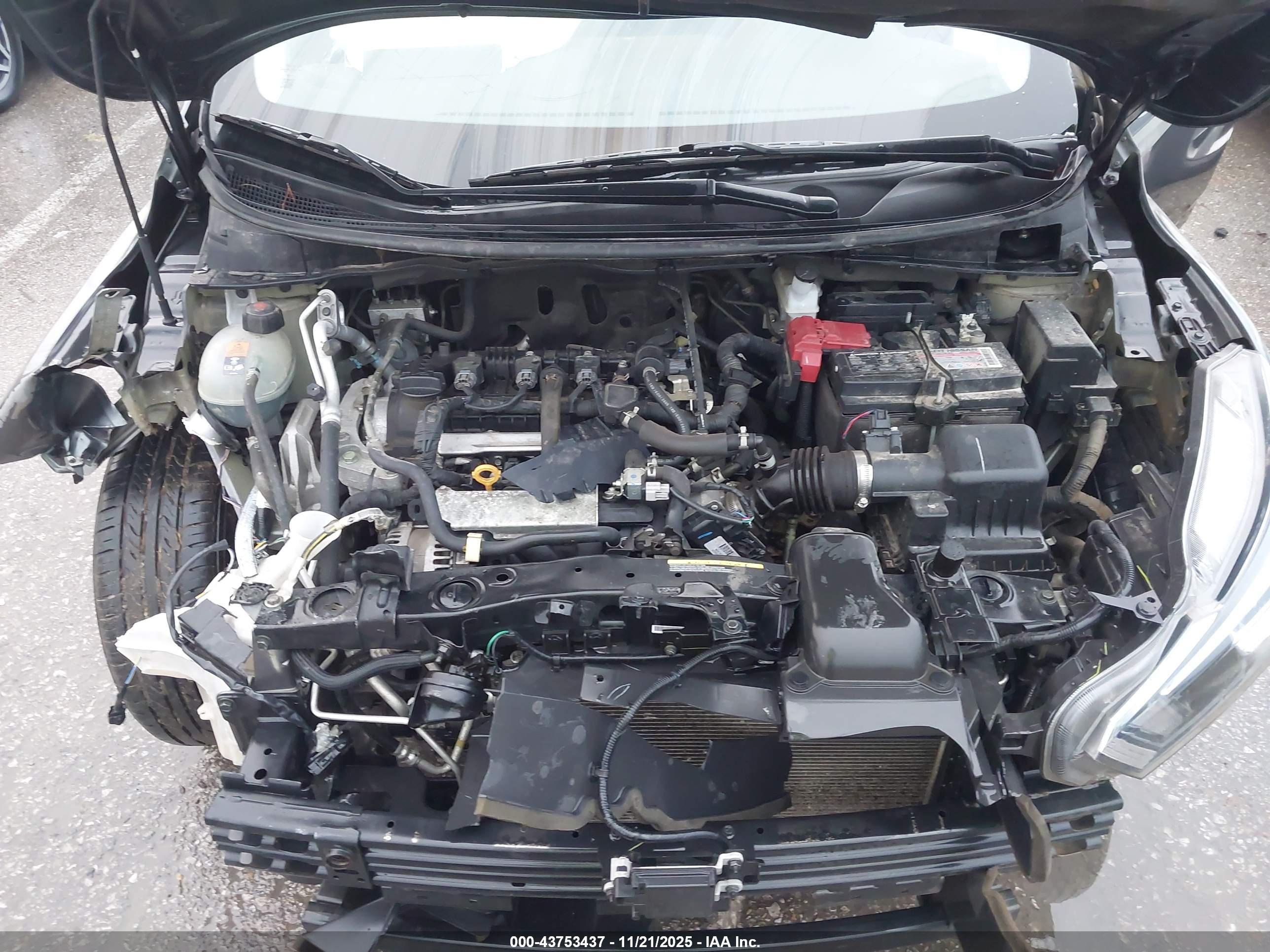 NISSAN VERSA image 10