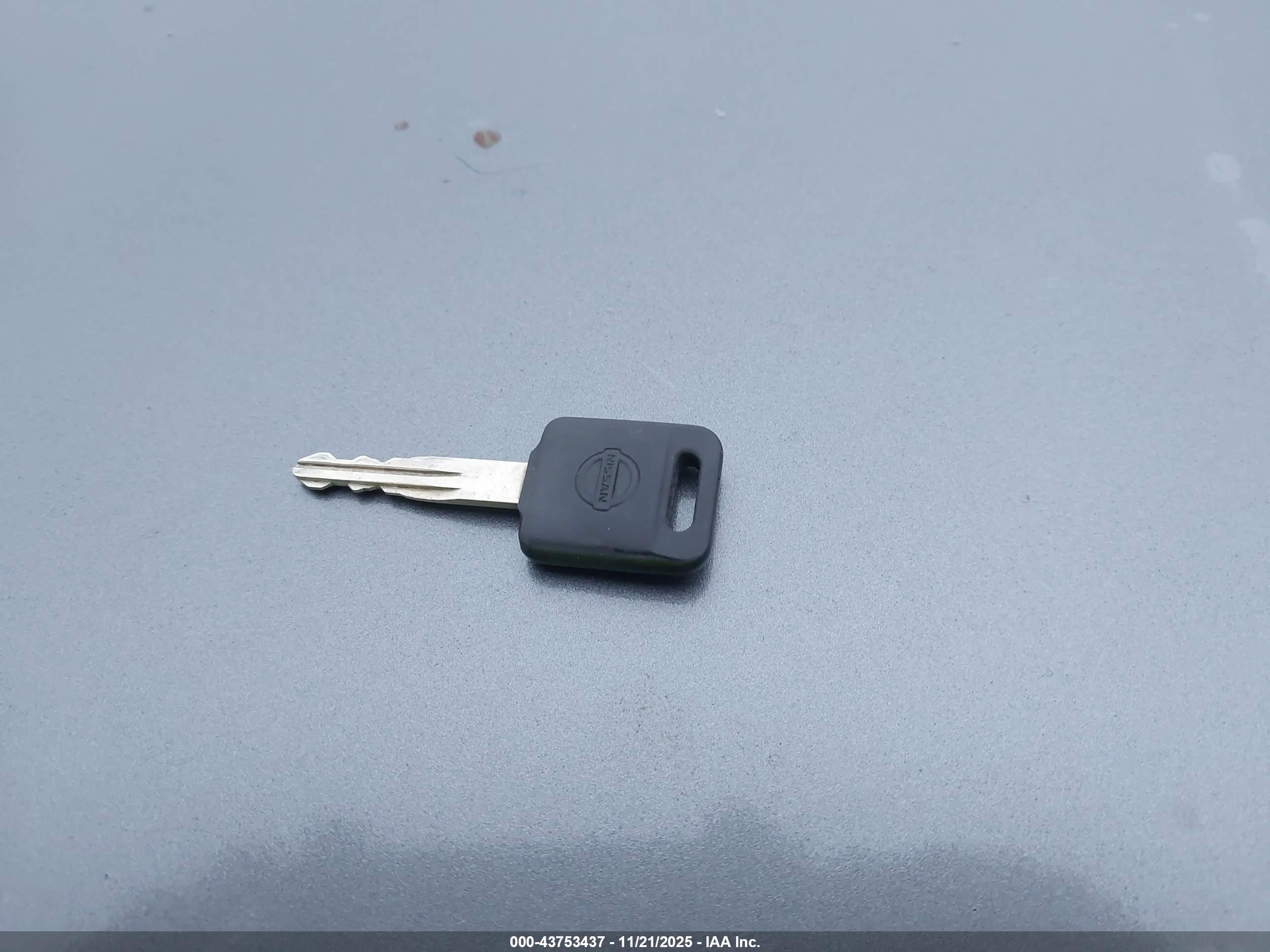 NISSAN VERSA image 11