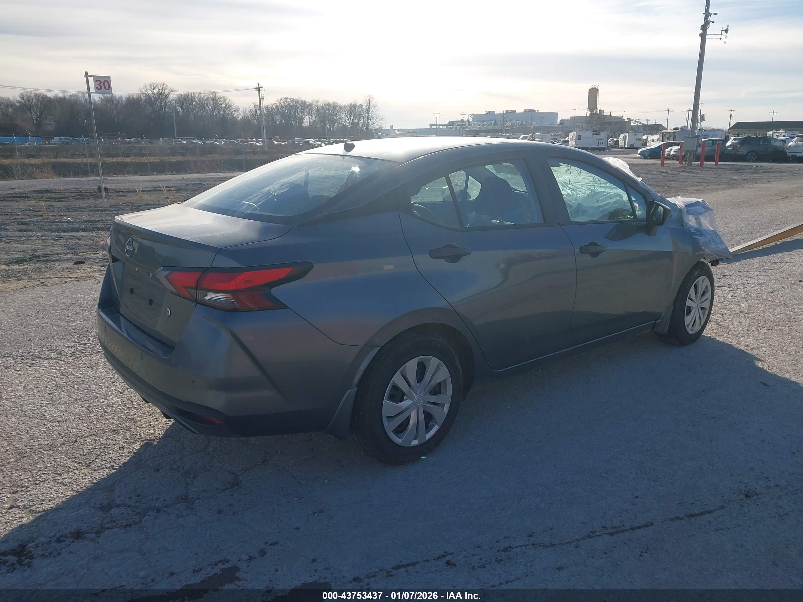 NISSAN VERSA image 4