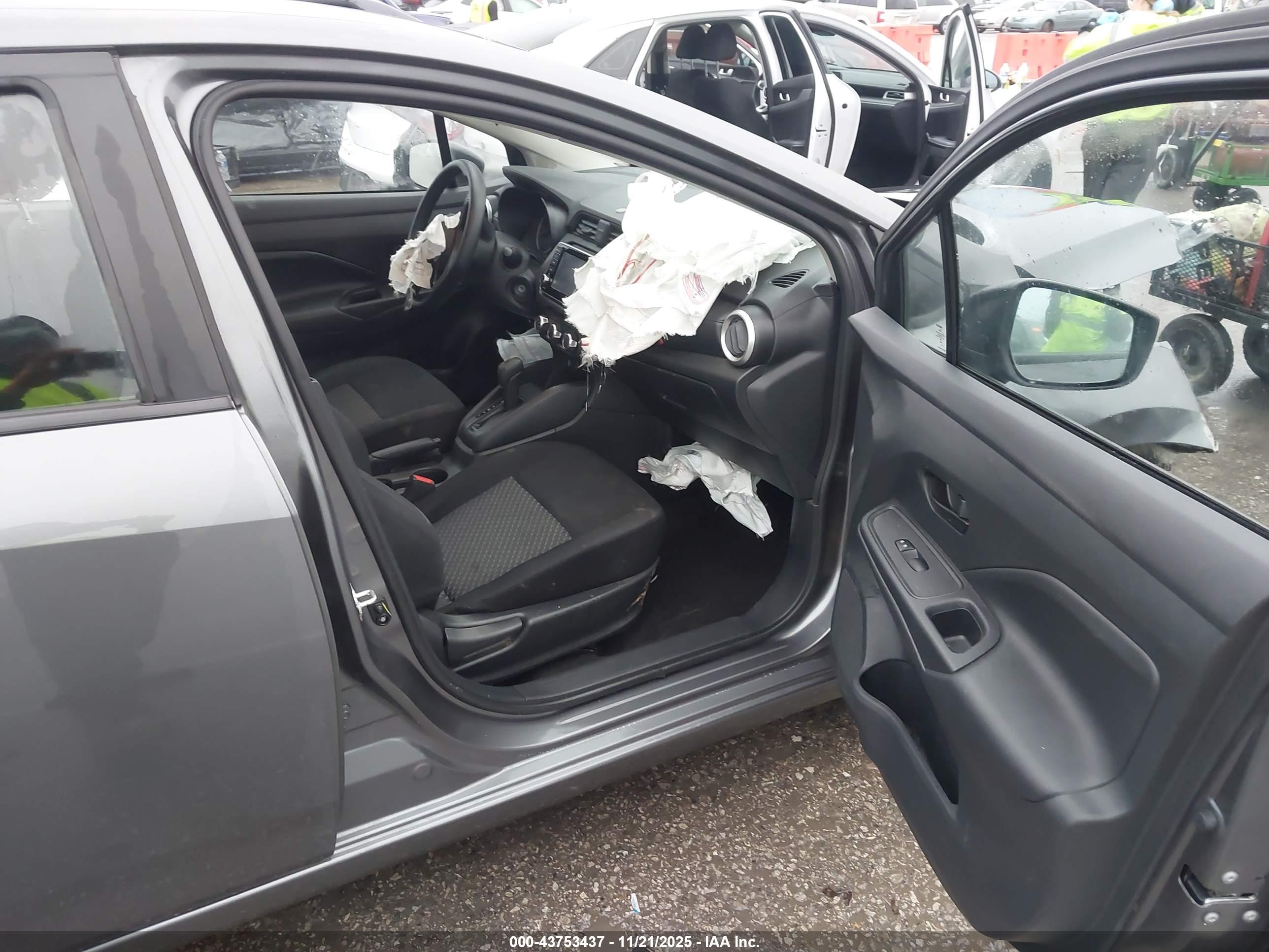 NISSAN VERSA image 5