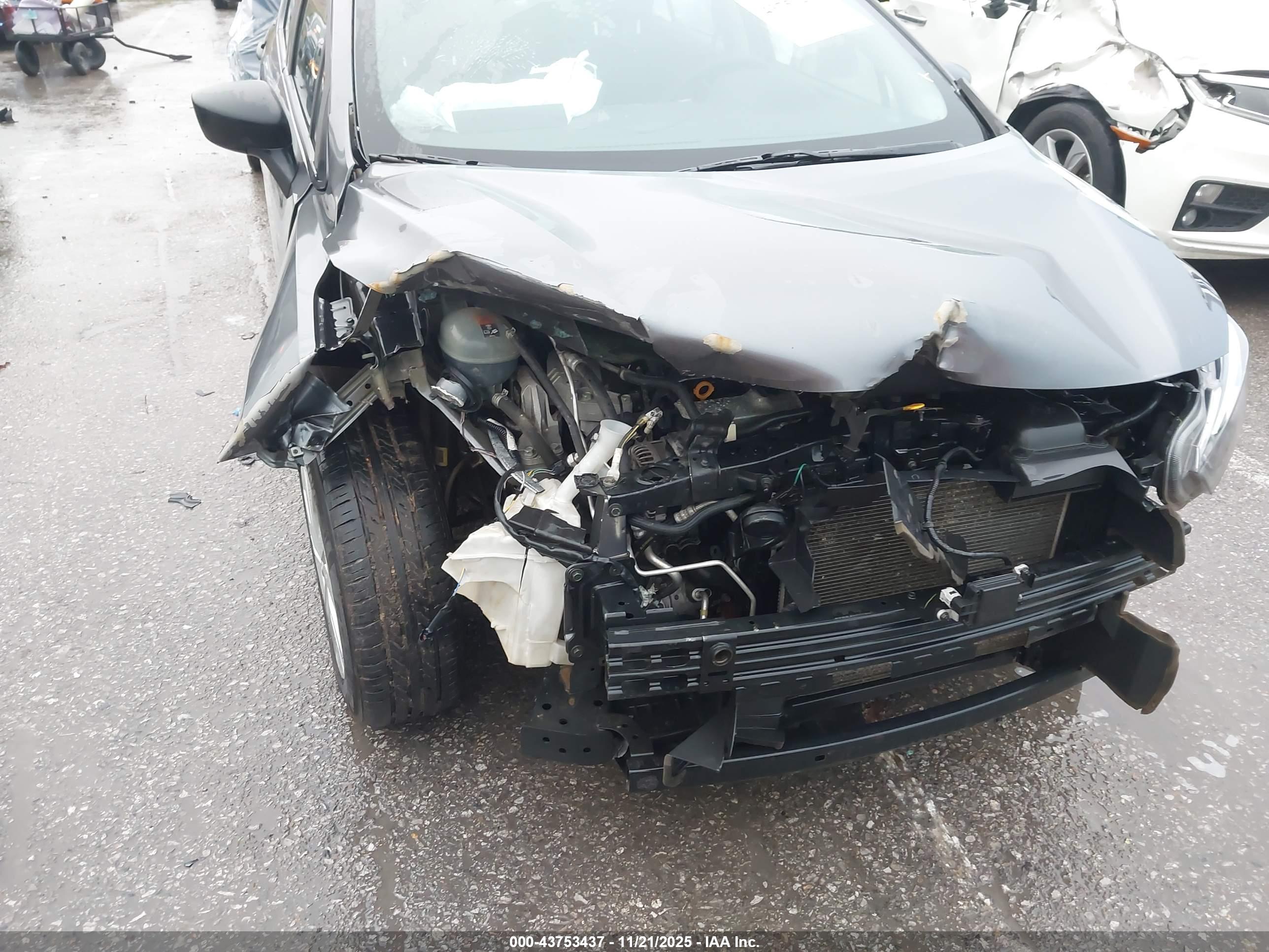 NISSAN VERSA image 6