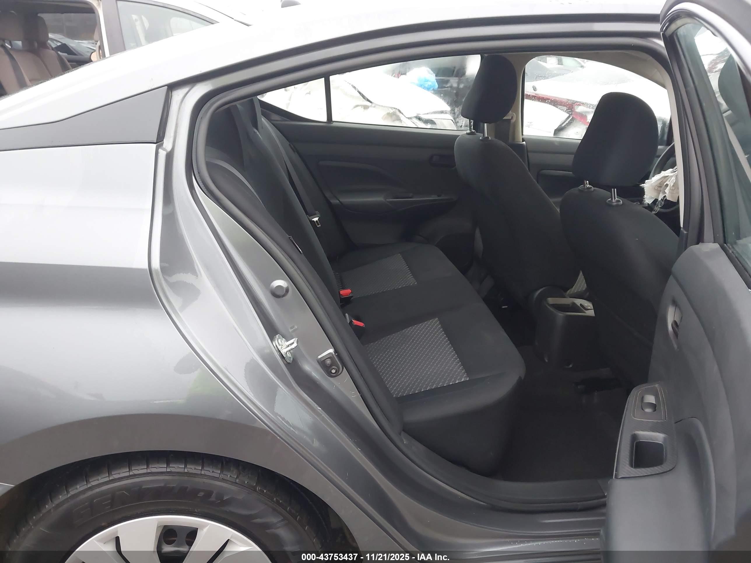 NISSAN VERSA image 8