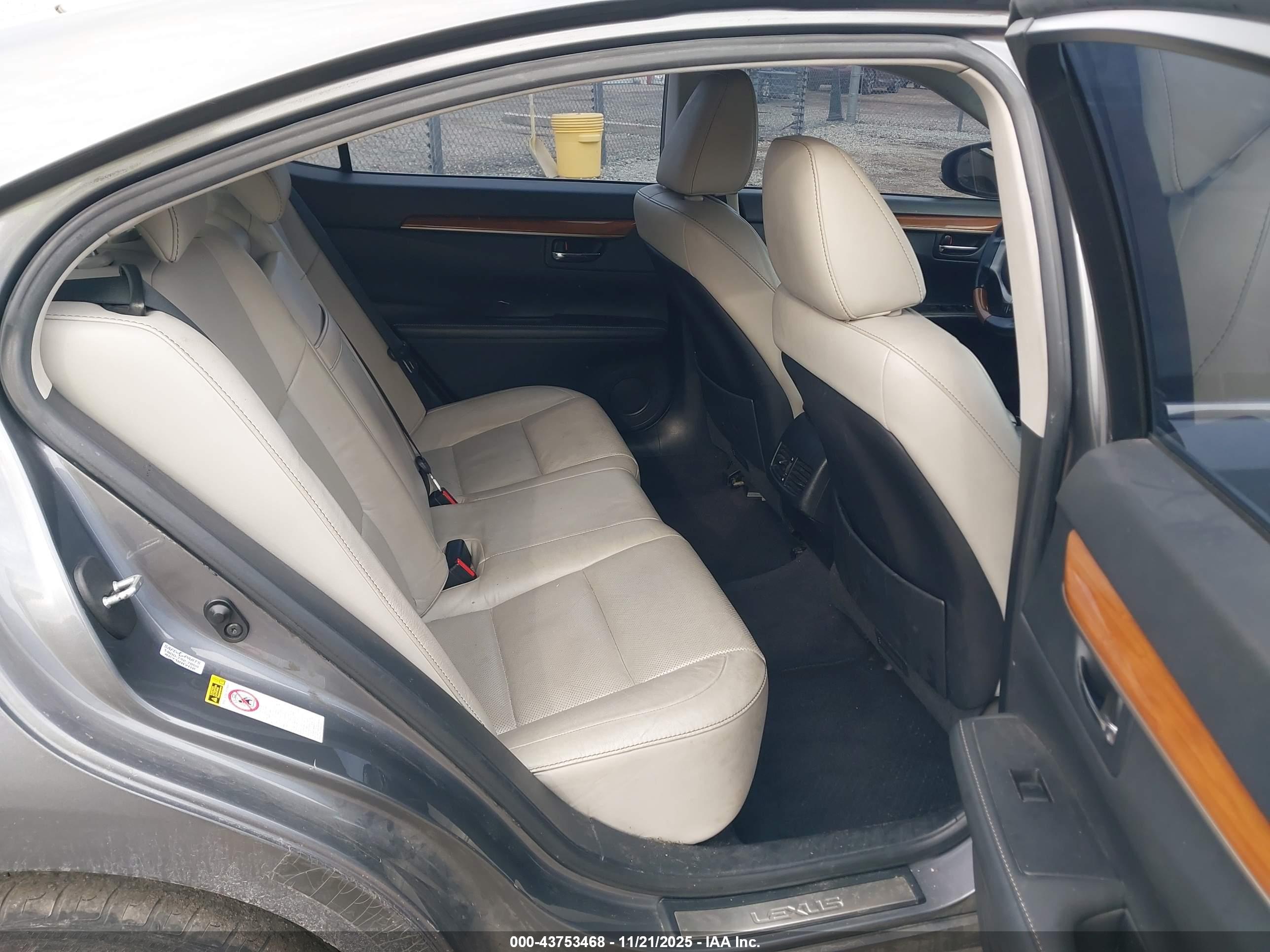 LEXUS ES image 8