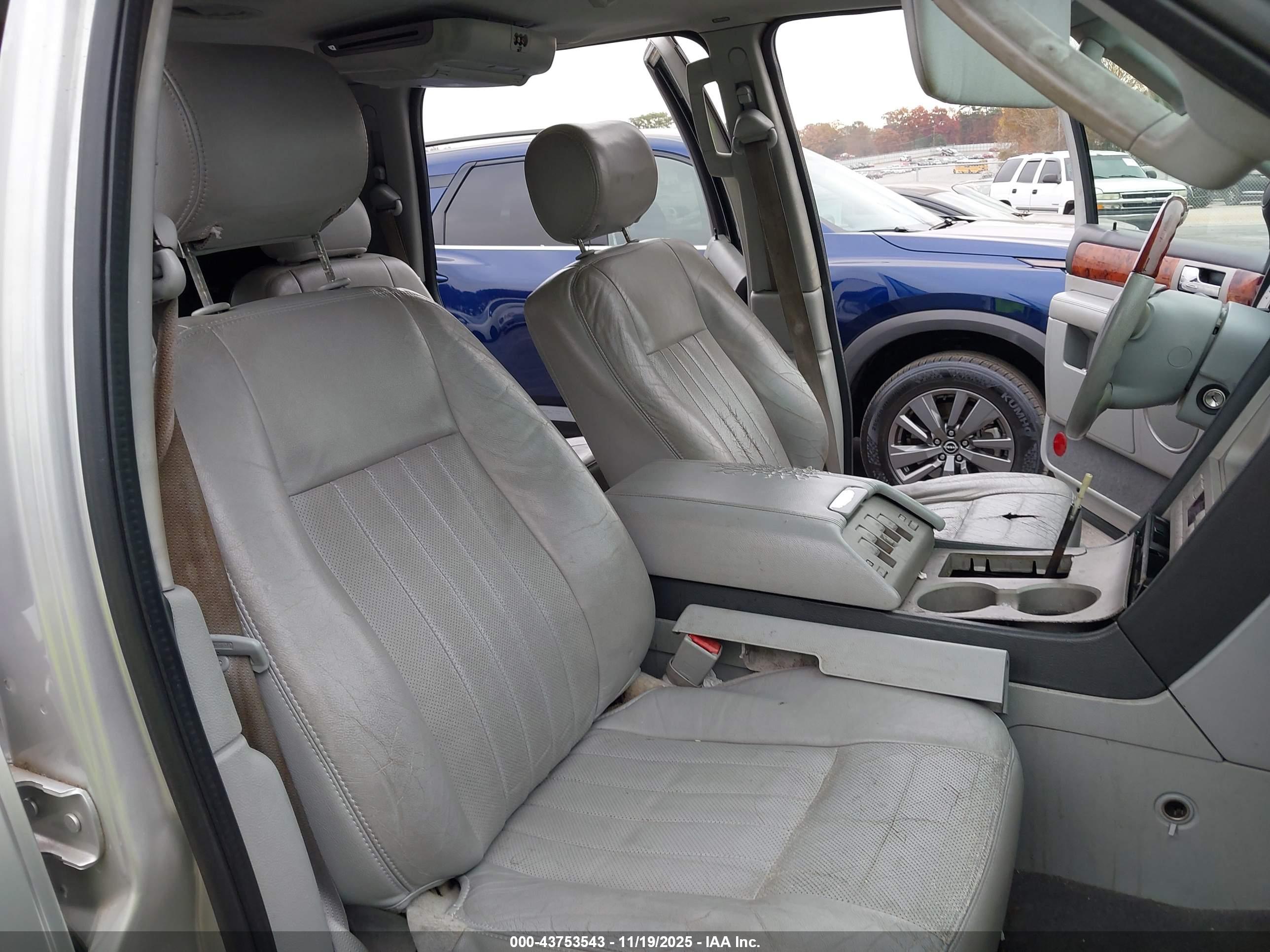 LINCOLN NAVIGATOR image 5