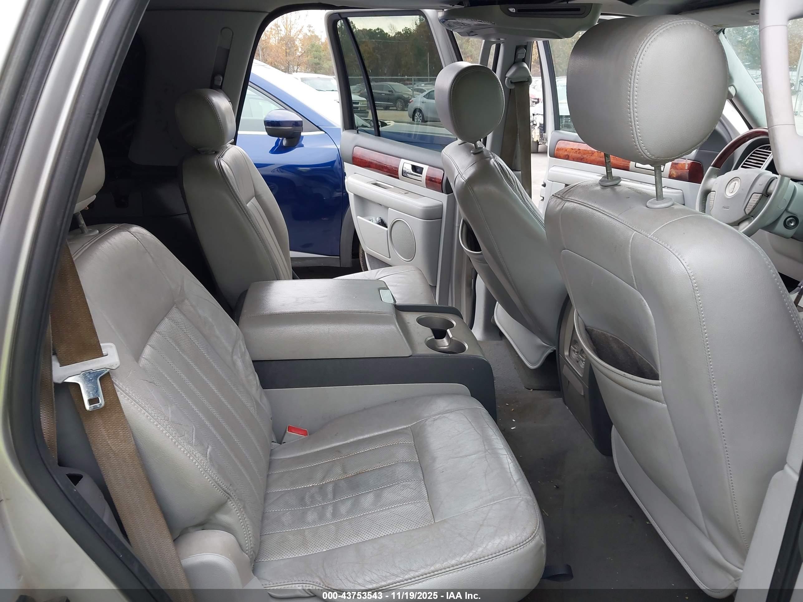 LINCOLN NAVIGATOR image 8