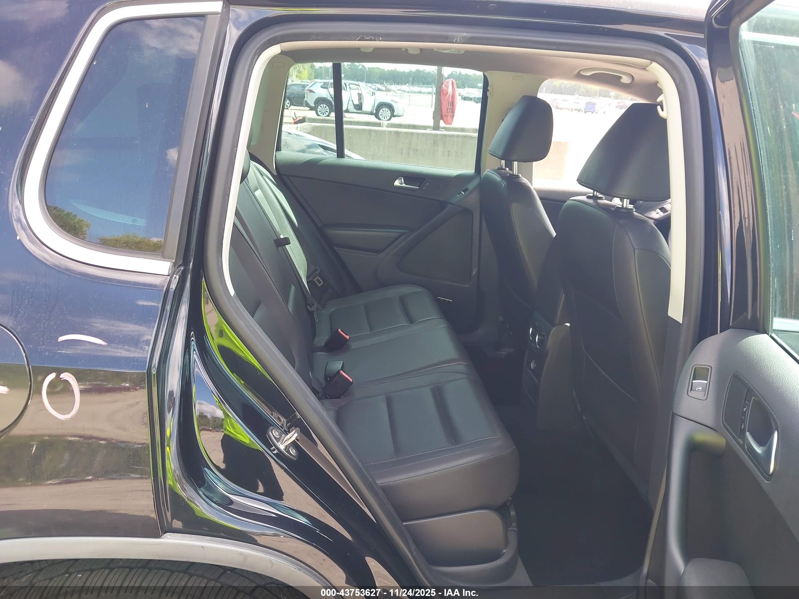 VOLKSWAGEN TIGUAN image 8