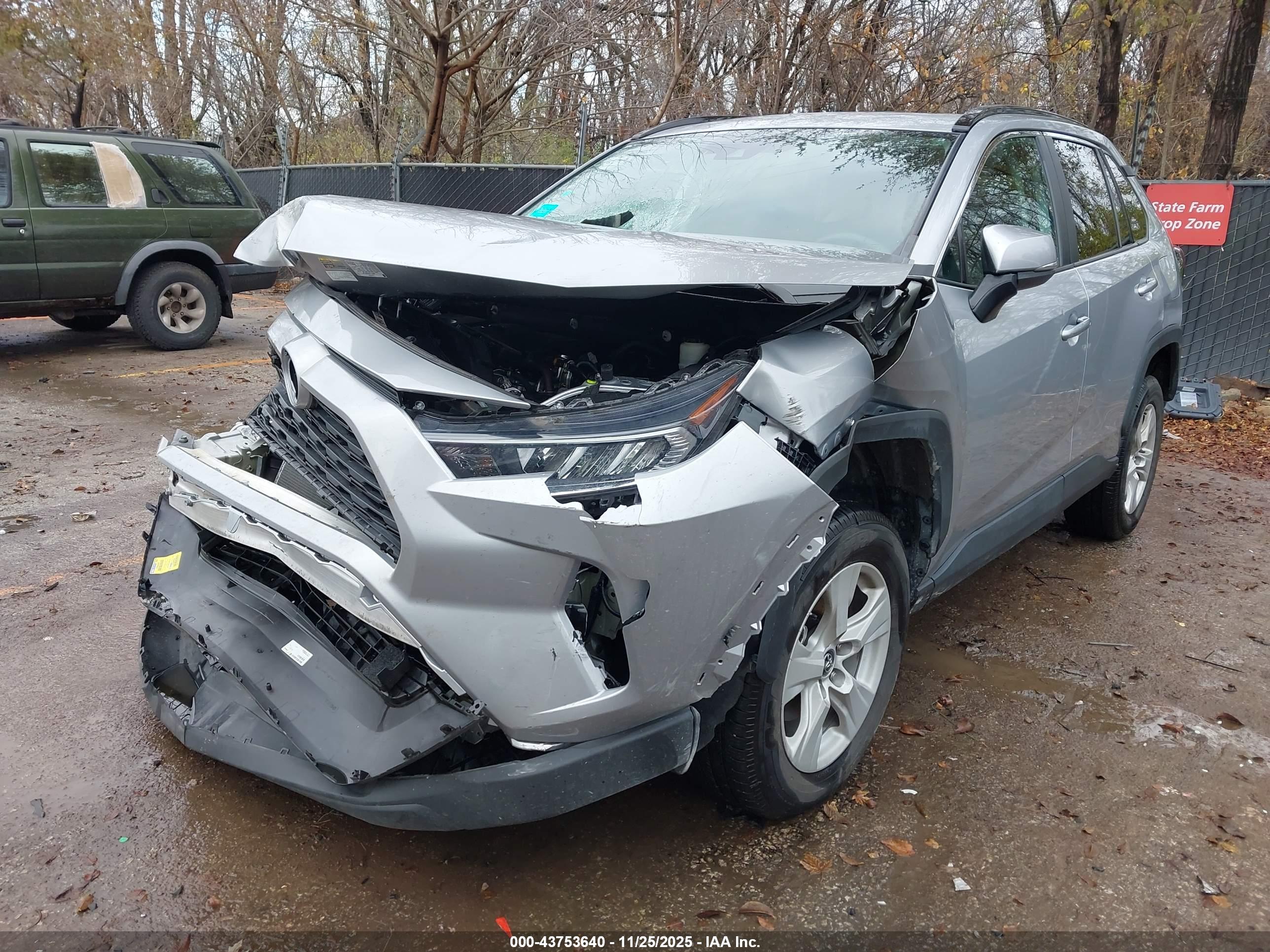 TOYOTA RAV4 image 2
