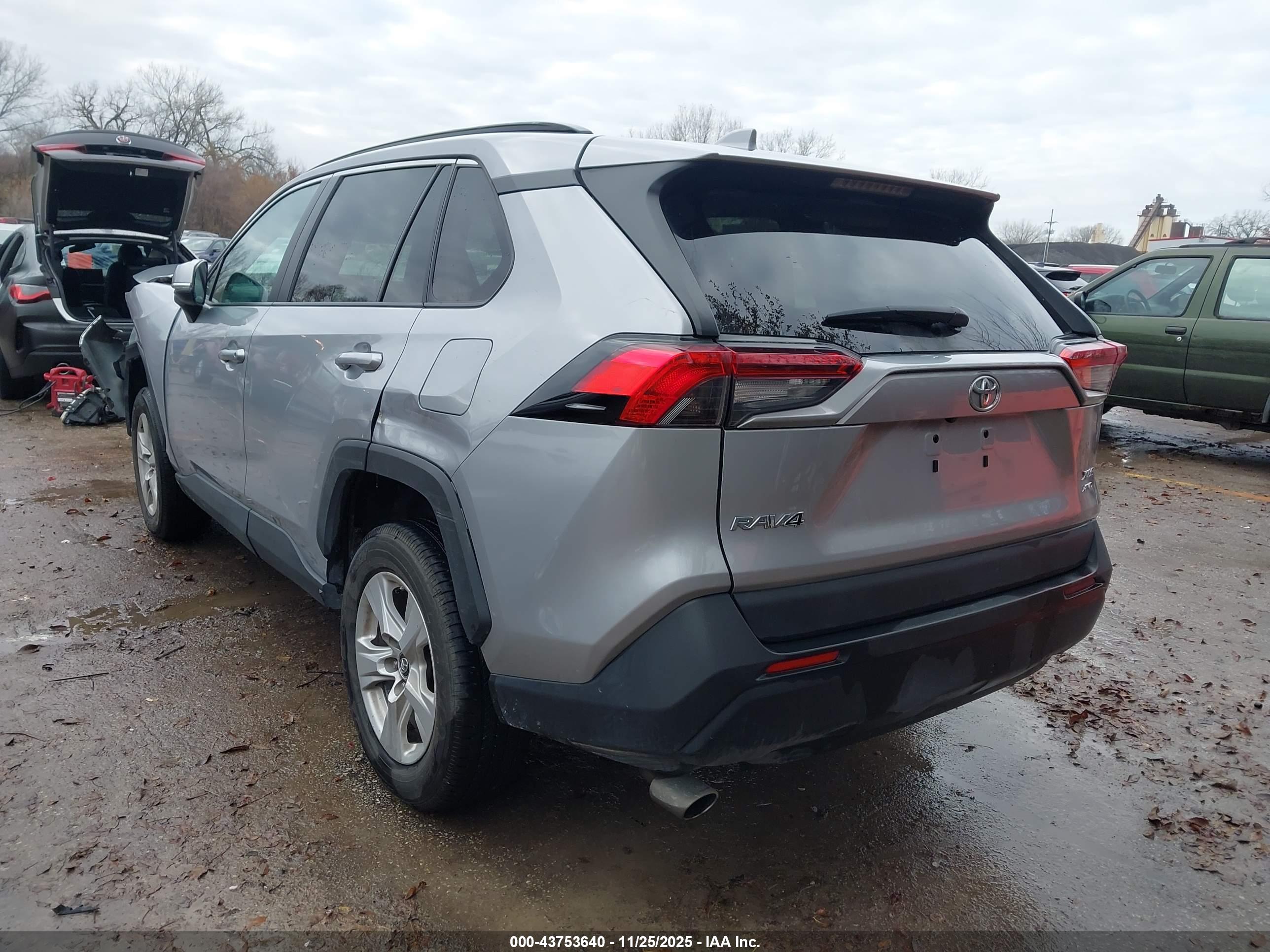 TOYOTA RAV4 image 3