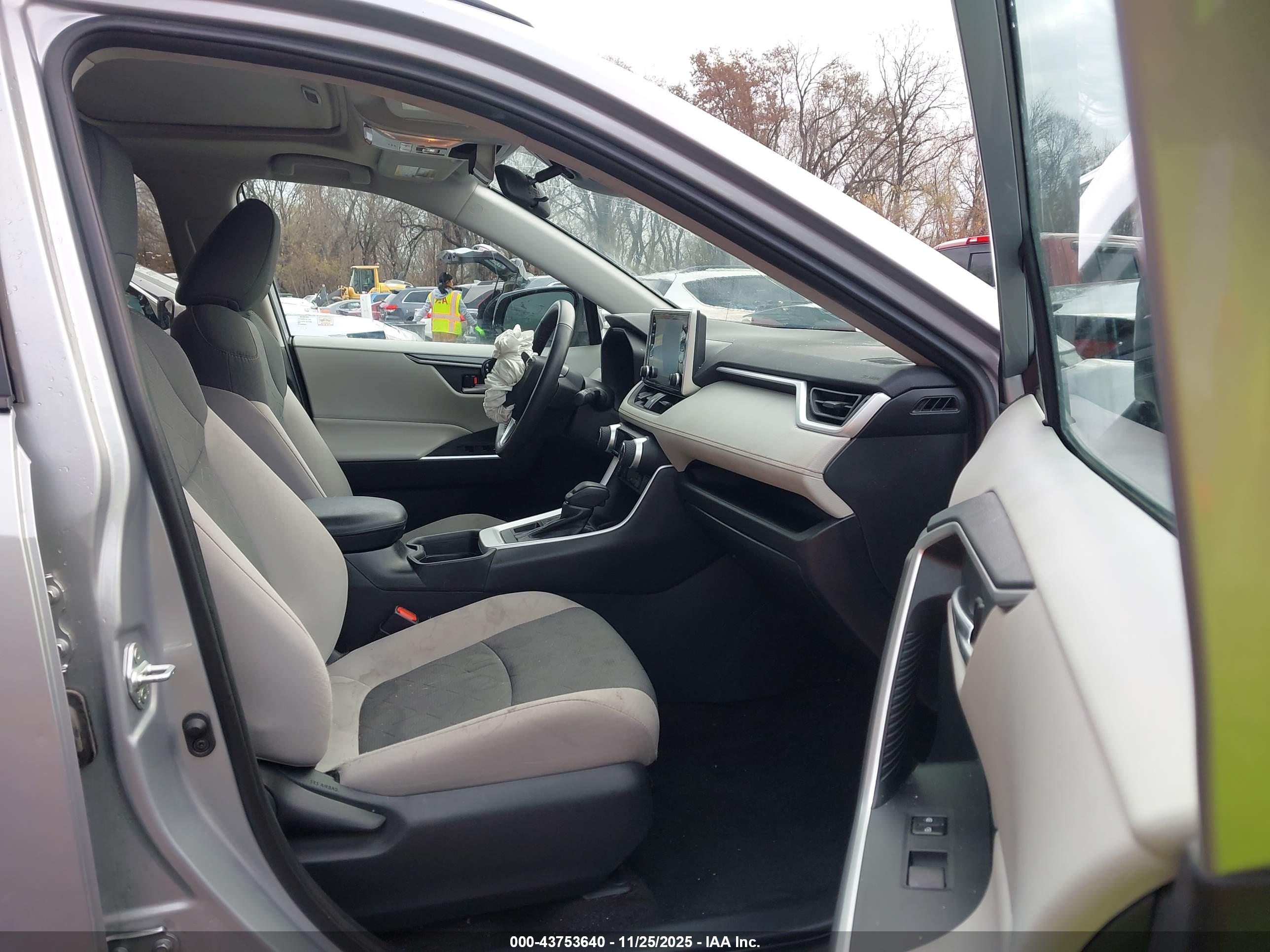 TOYOTA RAV4 image 5