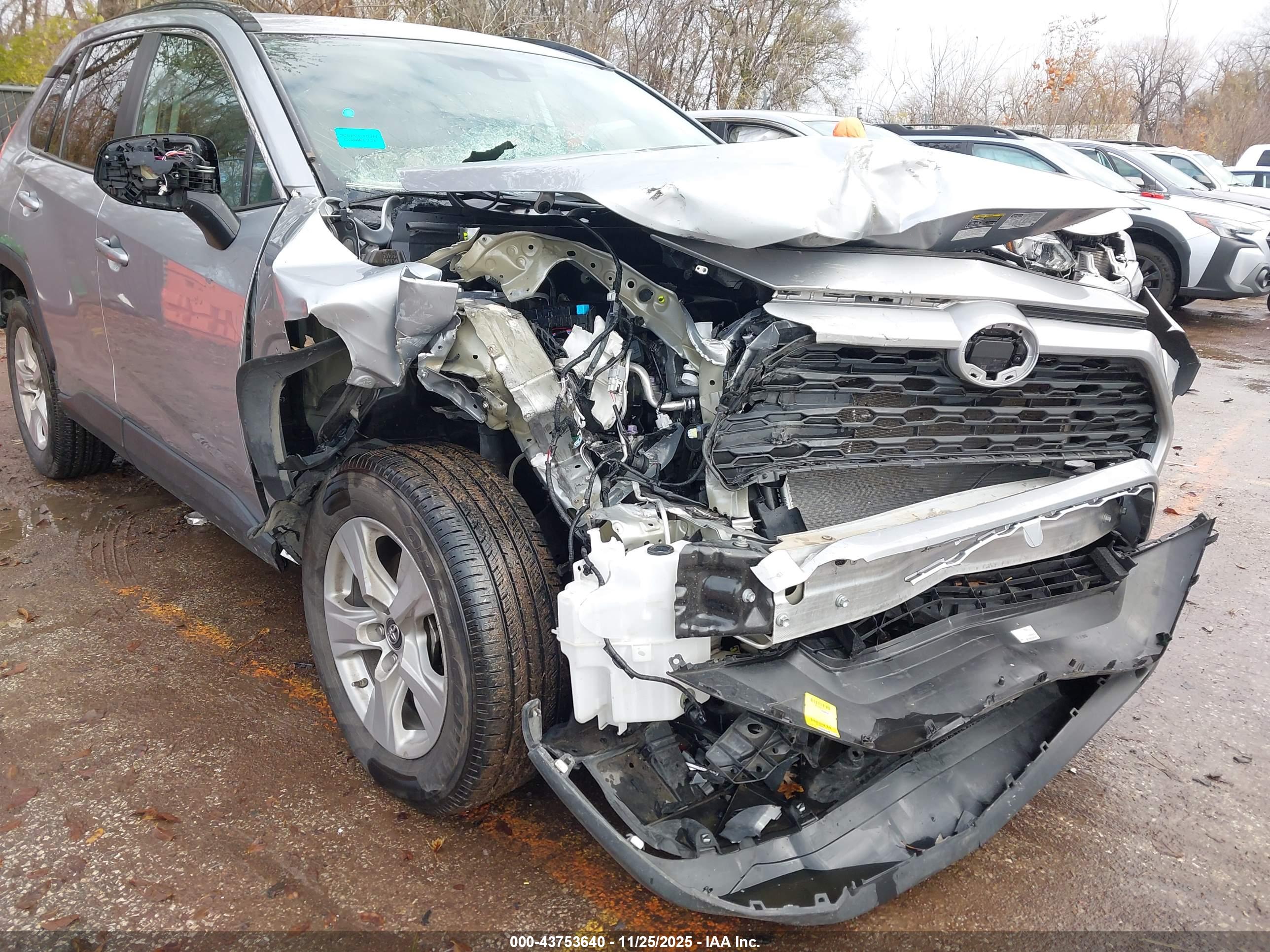 TOYOTA RAV4 image 6