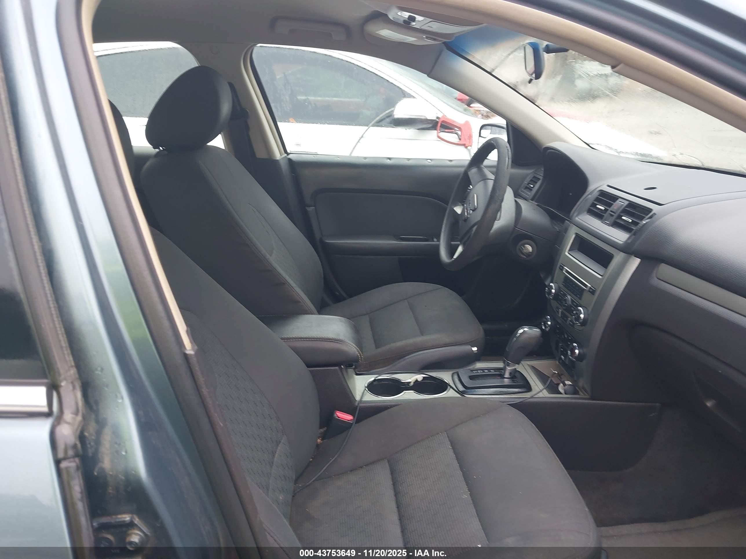 FORD FUSION image 5