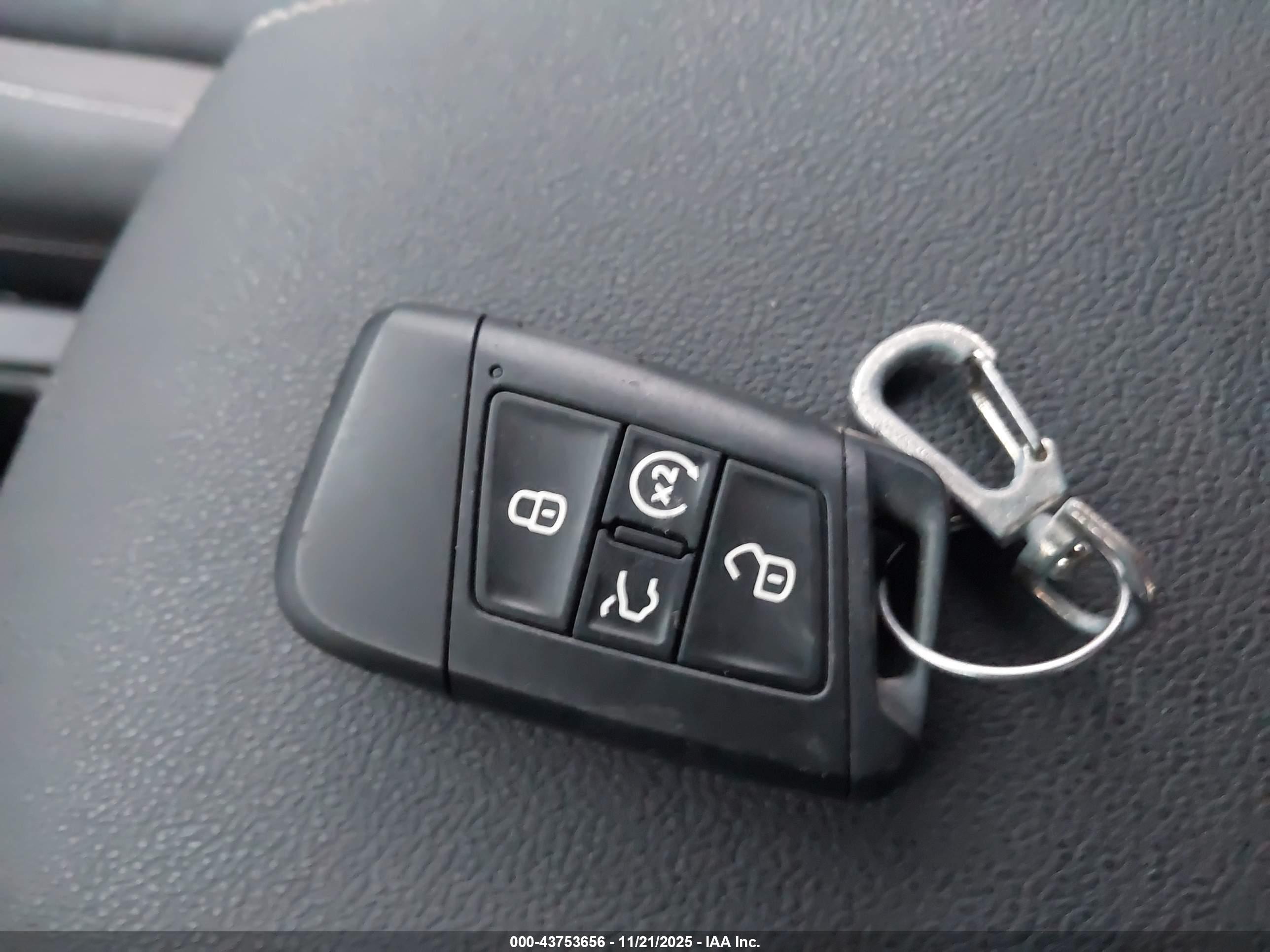 VOLKSWAGEN TAOS image 11