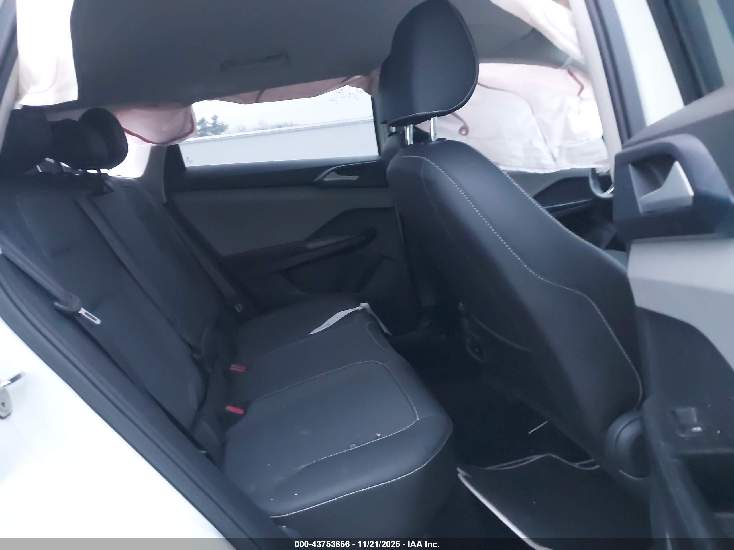 VOLKSWAGEN TAOS image 8