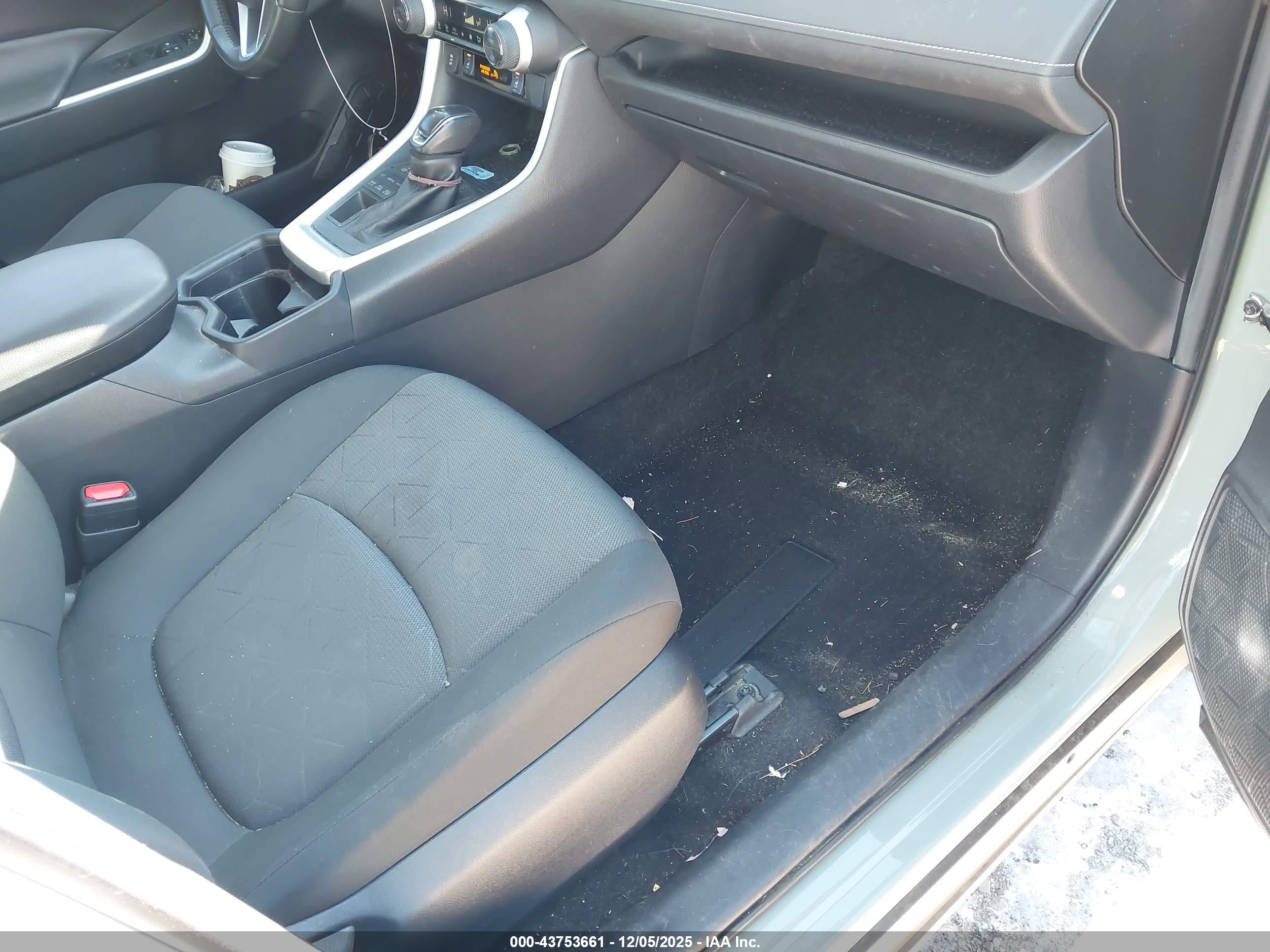 TOYOTA RAV4 image 5