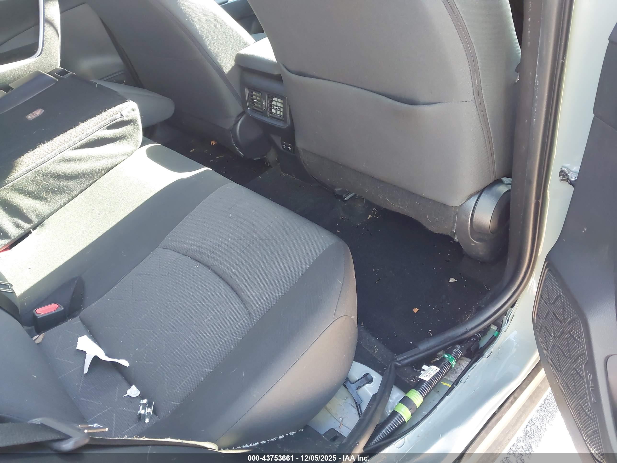 TOYOTA RAV4 image 8