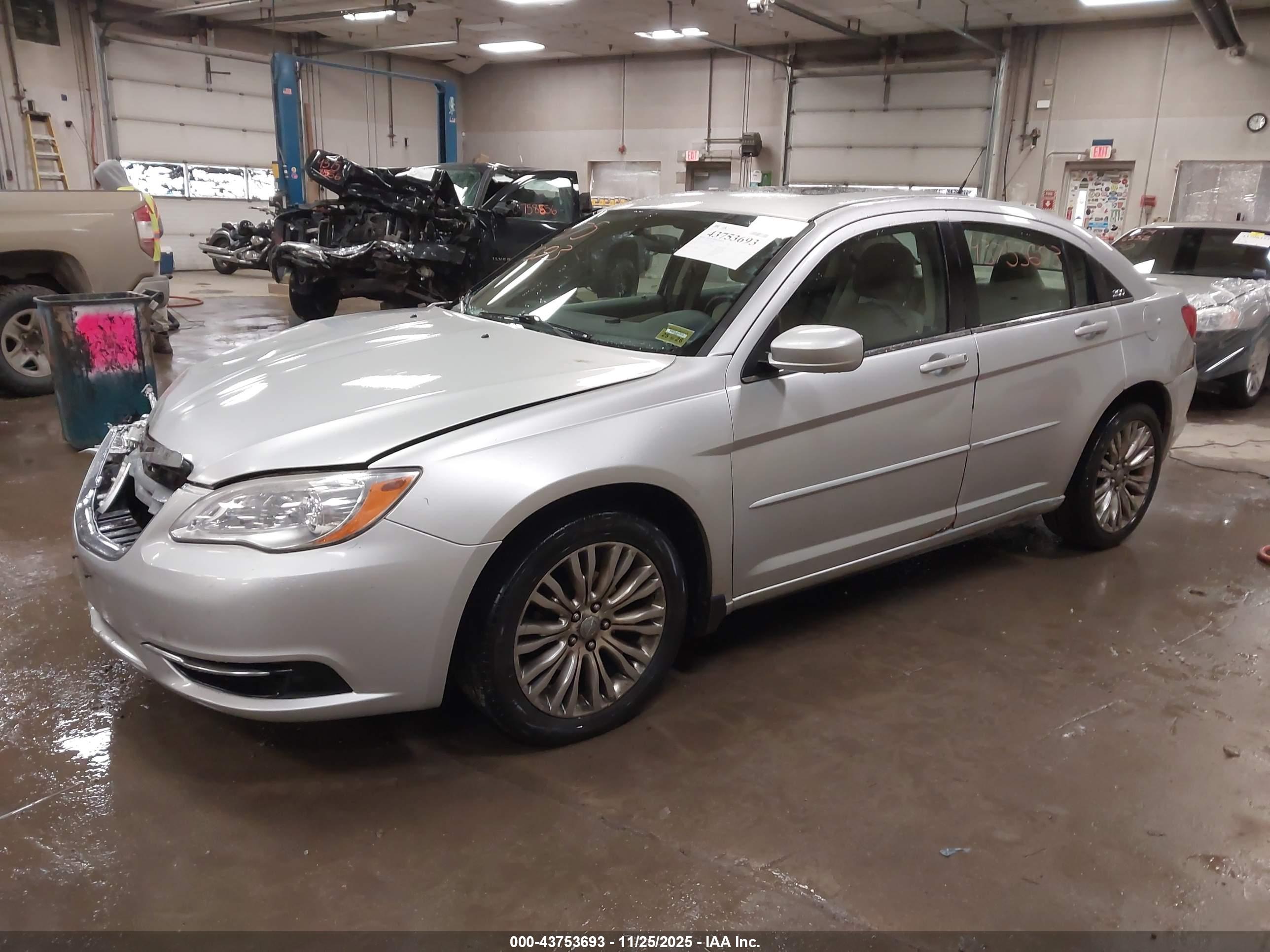 CHRYSLER 200 image 2