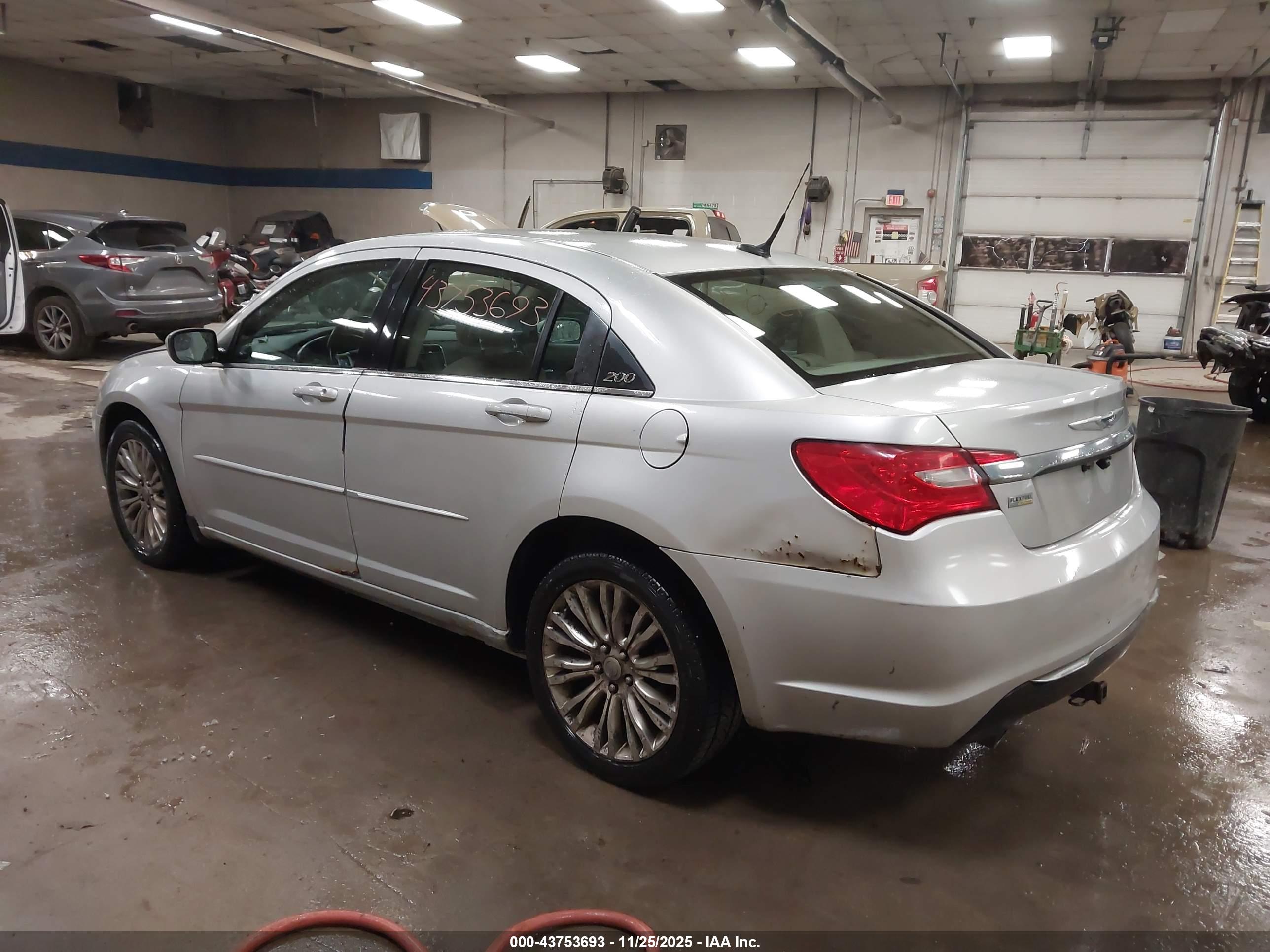 CHRYSLER 200 image 3