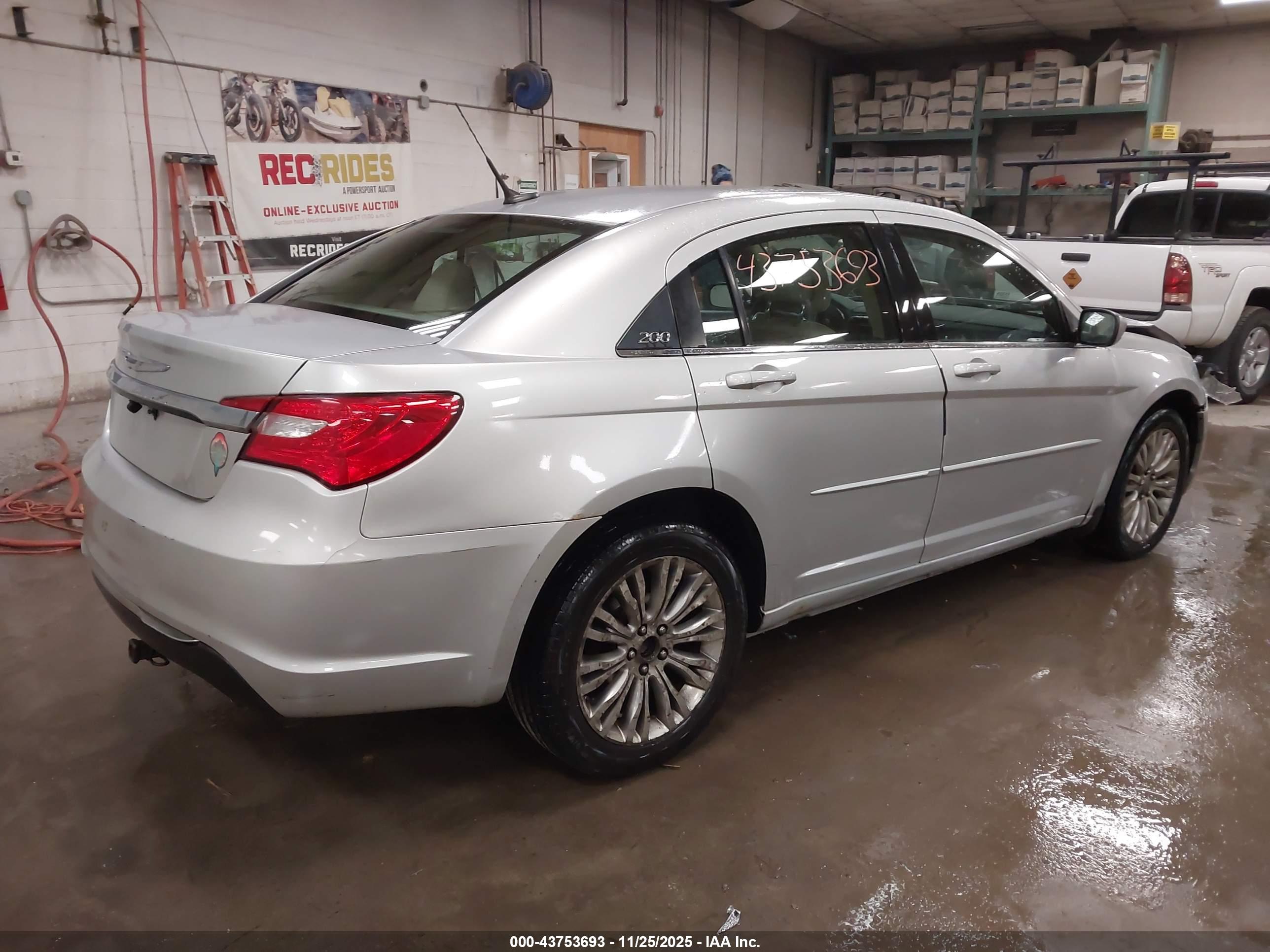CHRYSLER 200 image 4