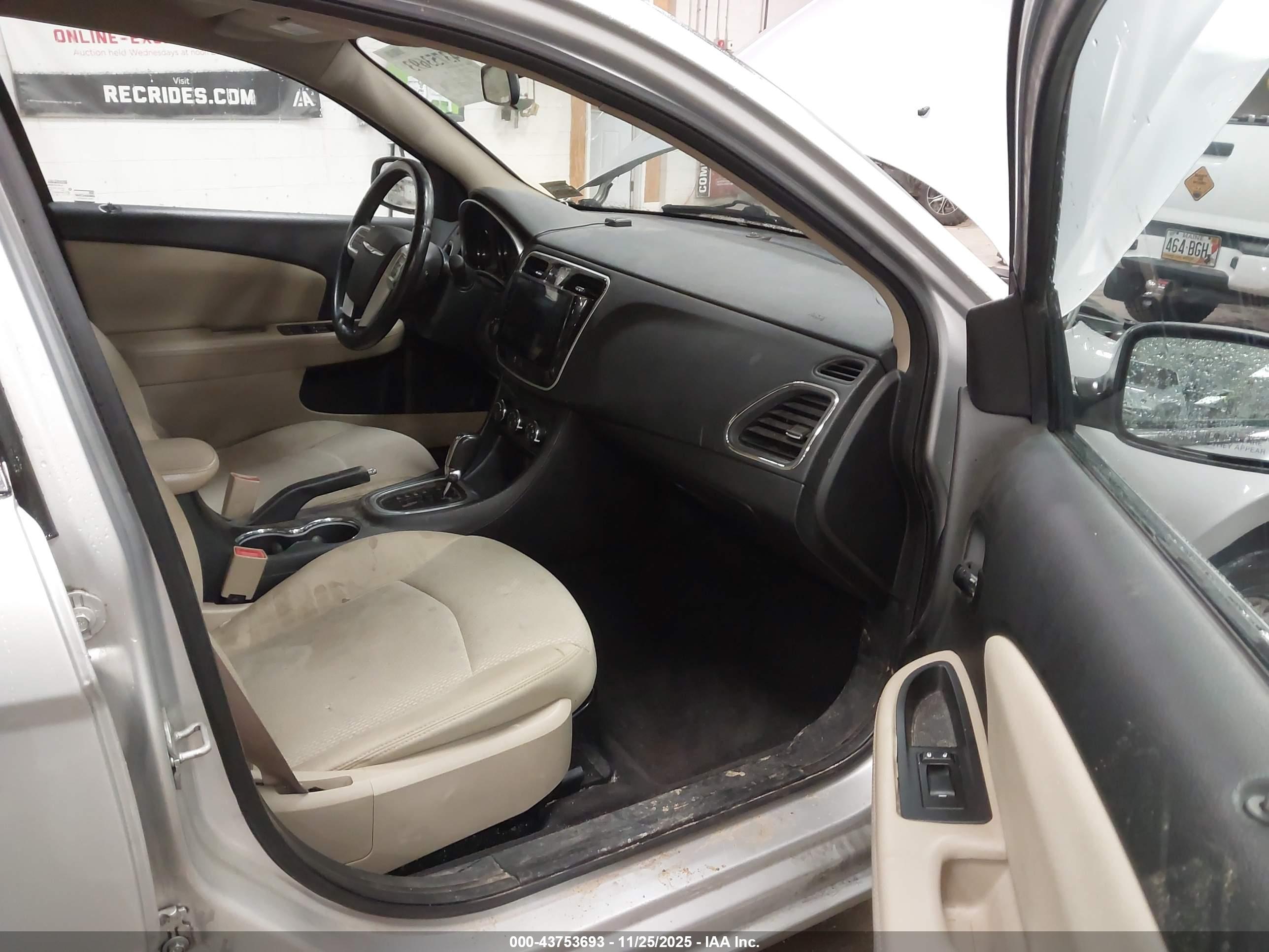 CHRYSLER 200 image 5