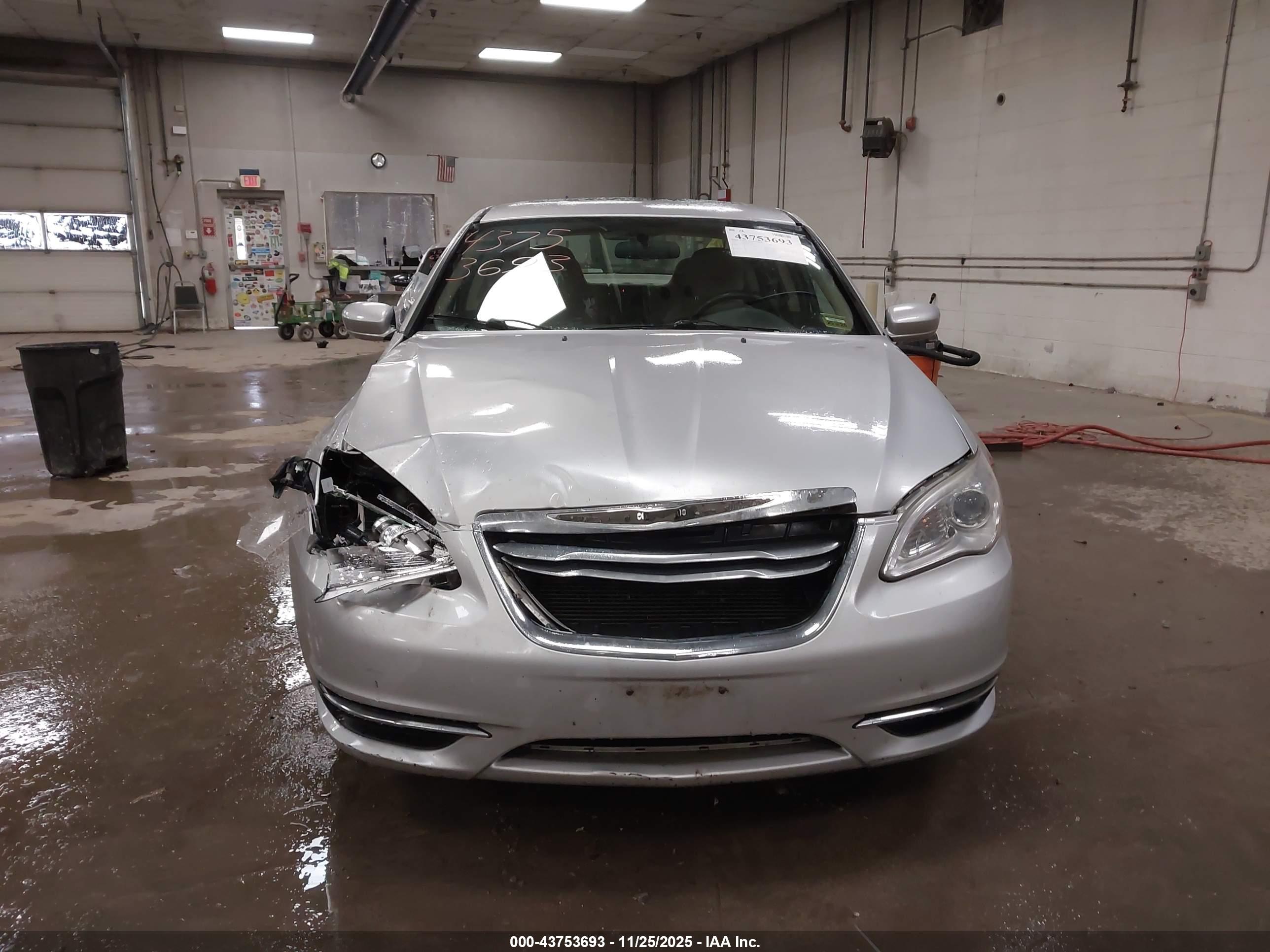CHRYSLER 200 image 6
