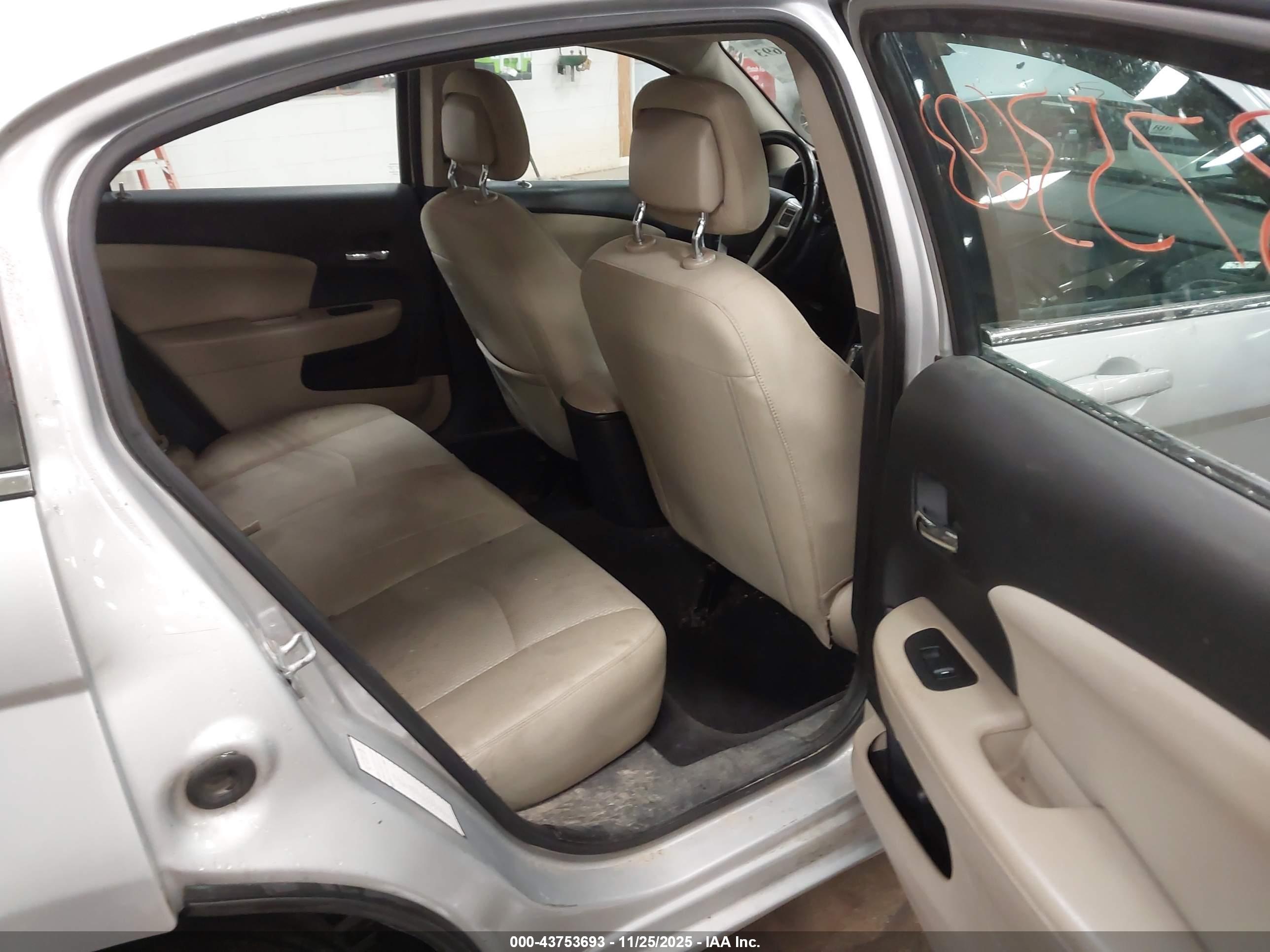 CHRYSLER 200 image 8