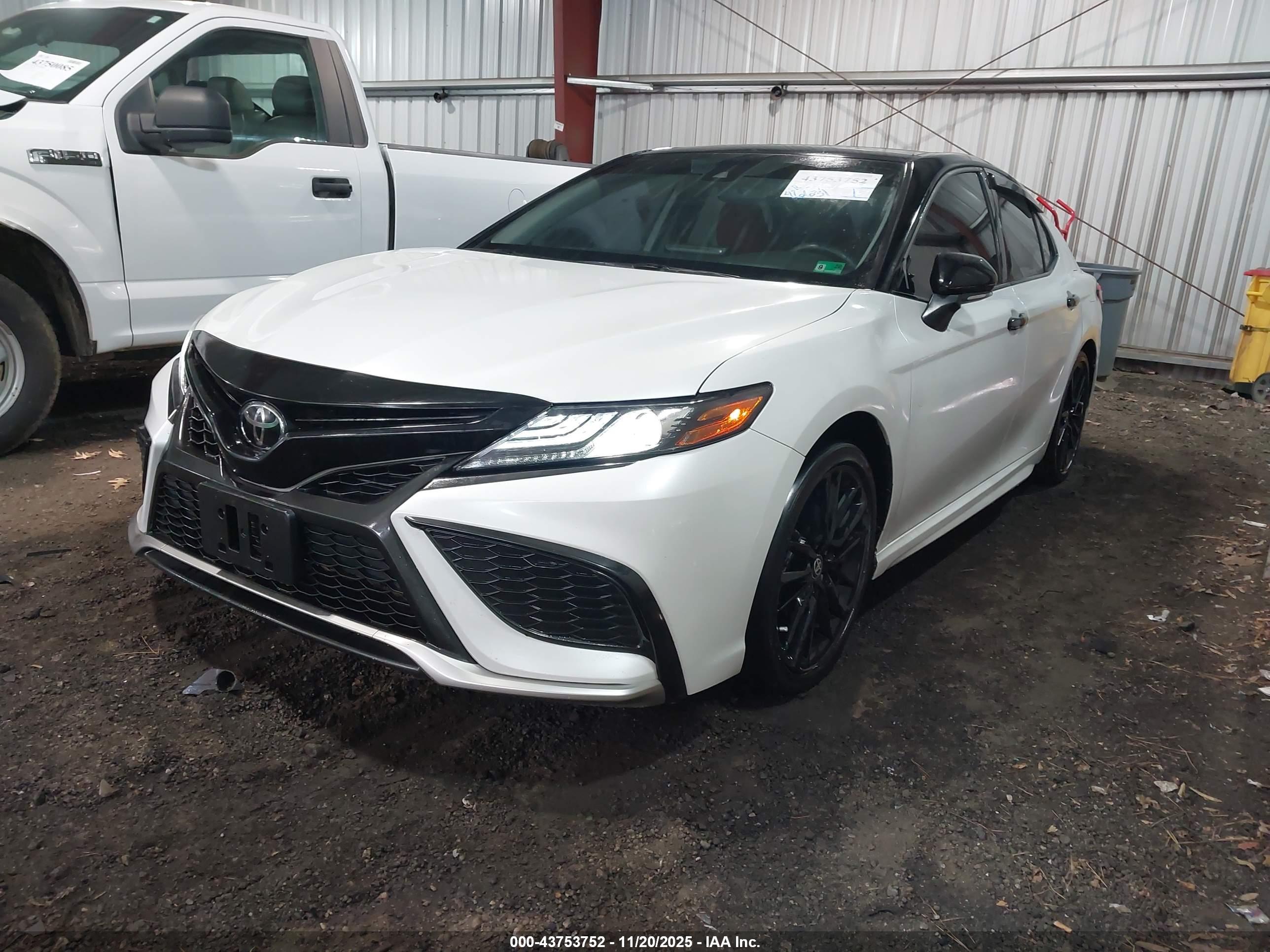 TOYOTA CAMRY image 2