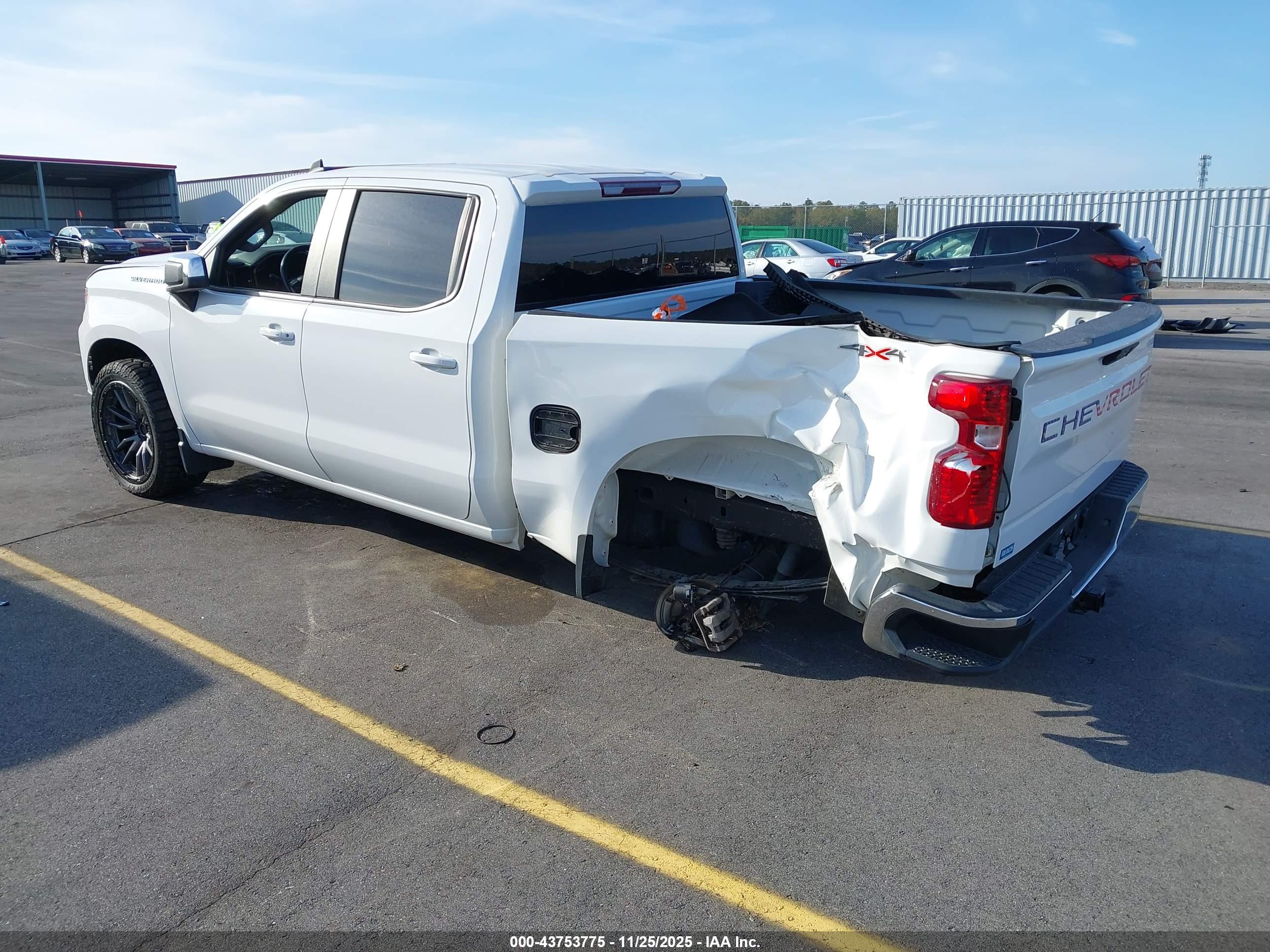 CHEVROLET SILVERADO image 3