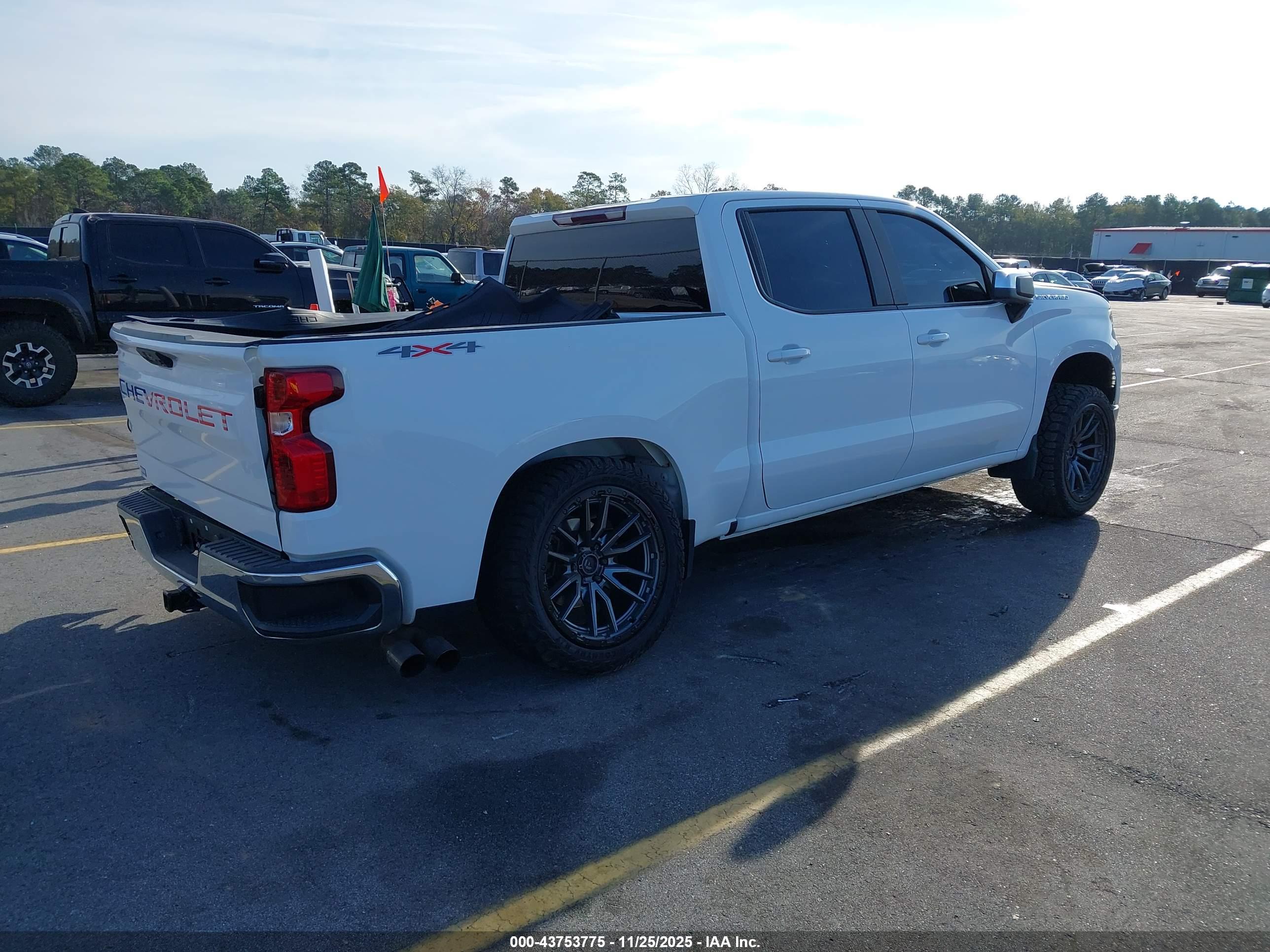 CHEVROLET SILVERADO image 4