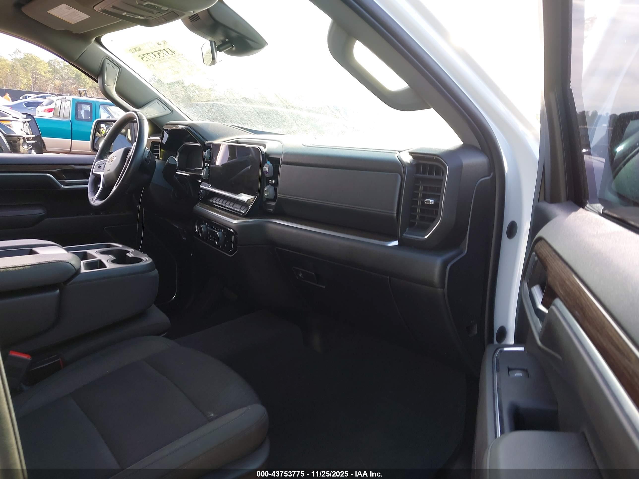 CHEVROLET SILVERADO image 5