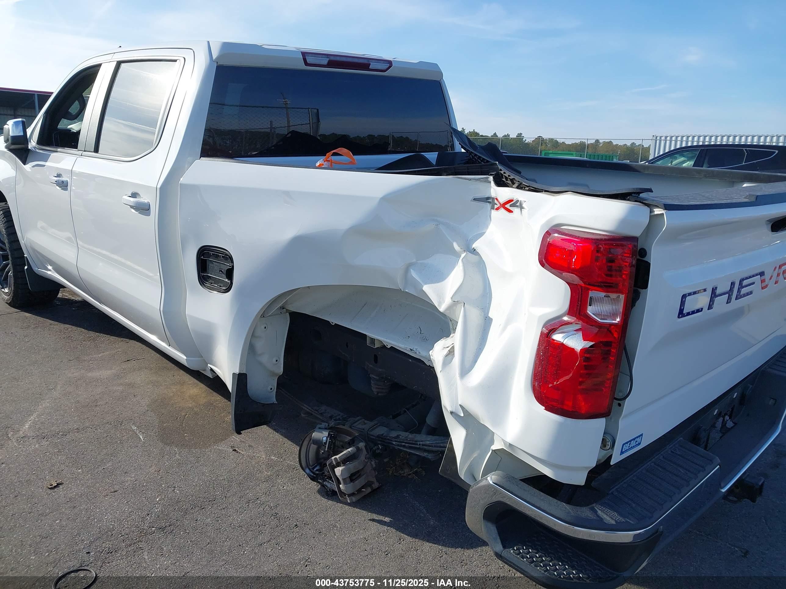 CHEVROLET SILVERADO image 6