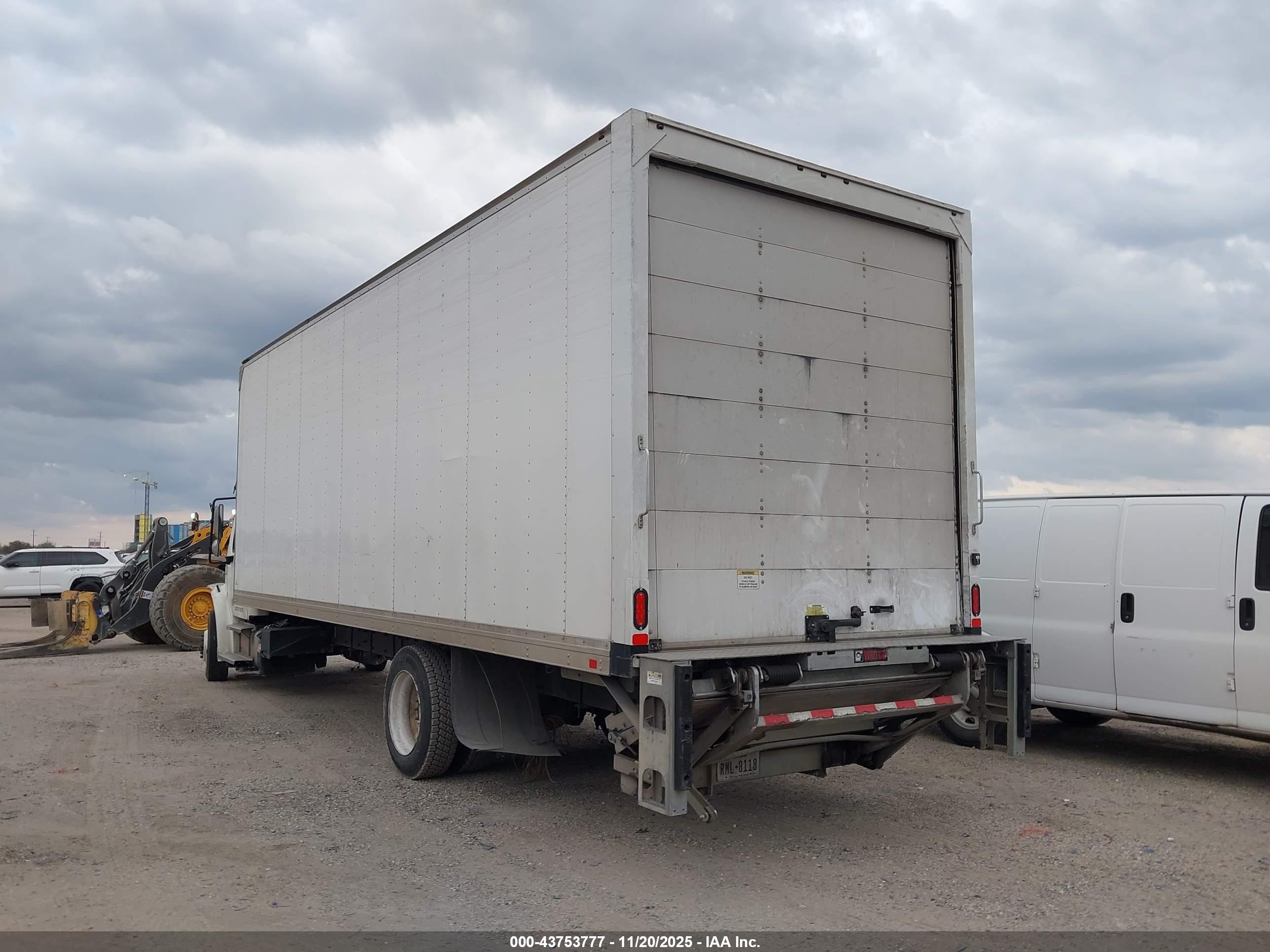 FREIGHTLINER M2 image 3