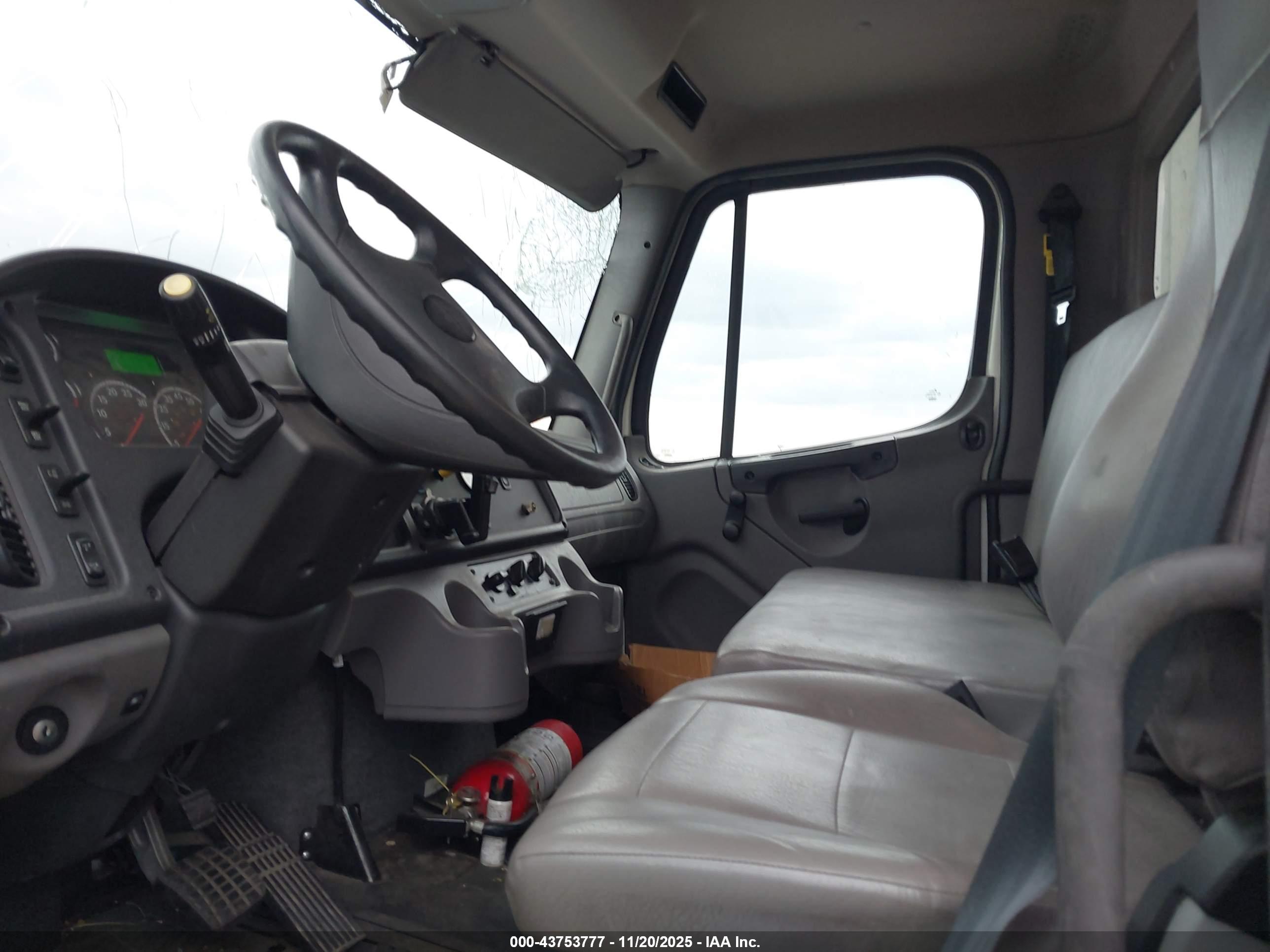 FREIGHTLINER M2 image 7