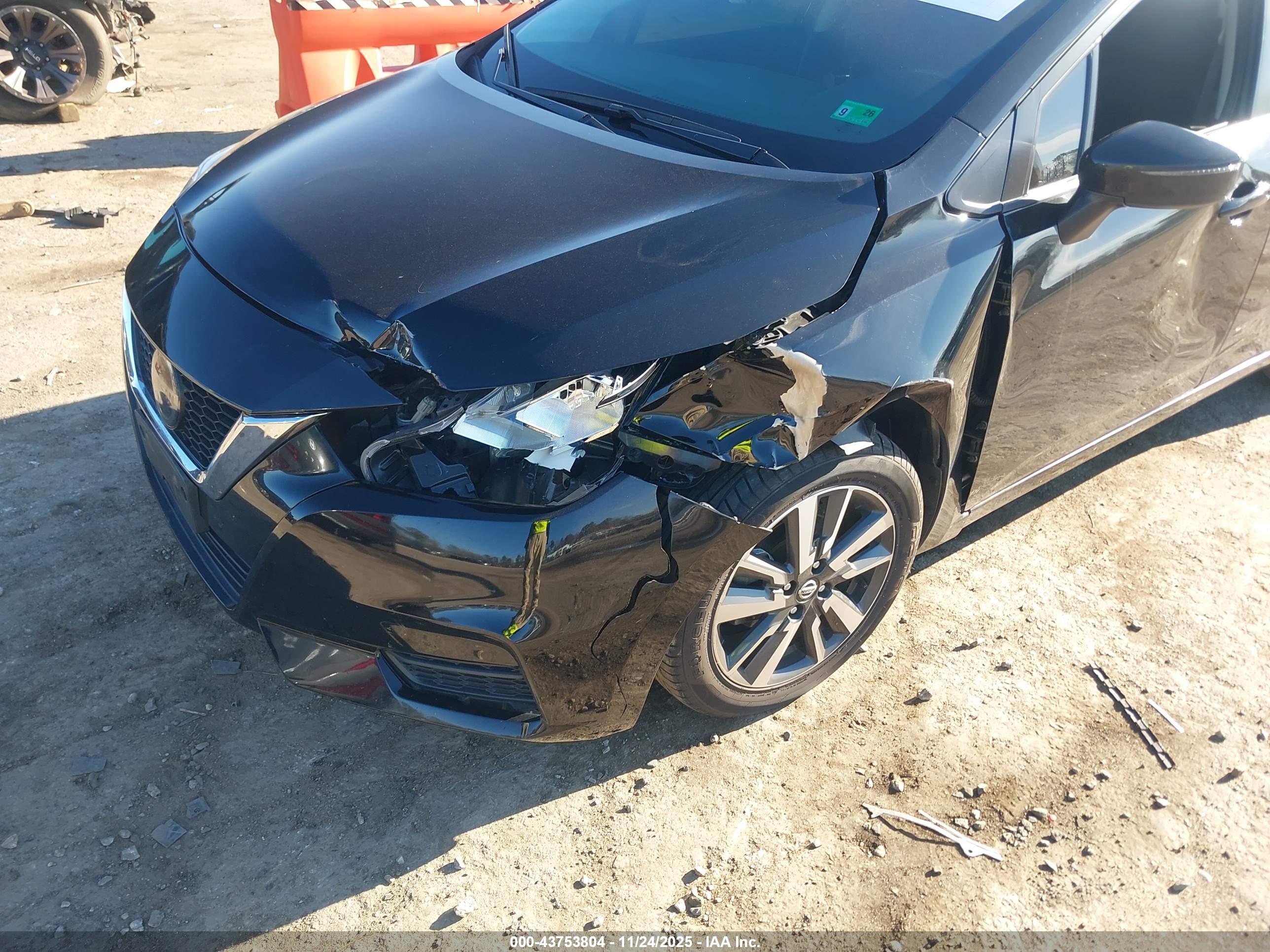NISSAN VERSA image 6