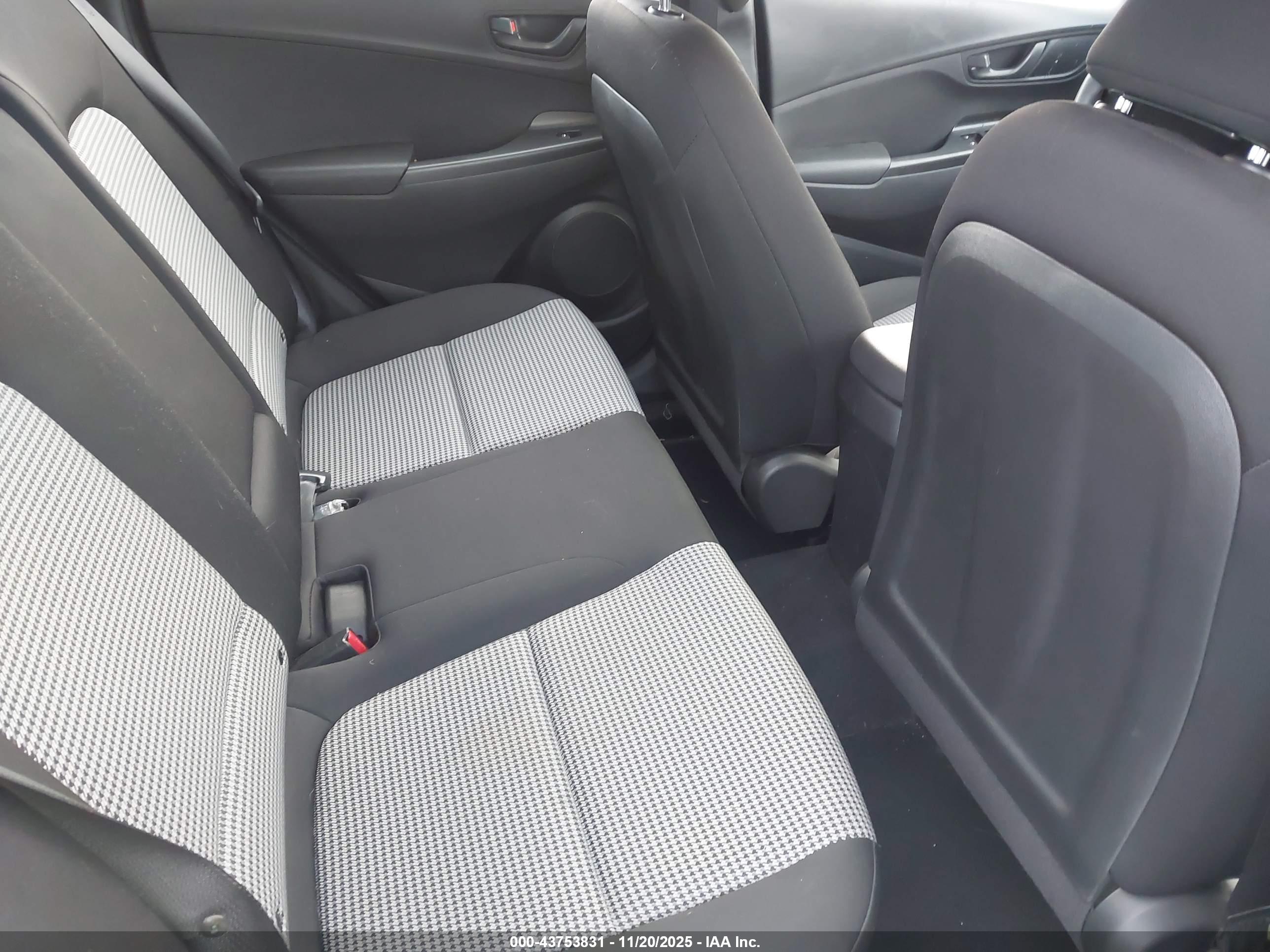 HYUNDAI KONA image 8