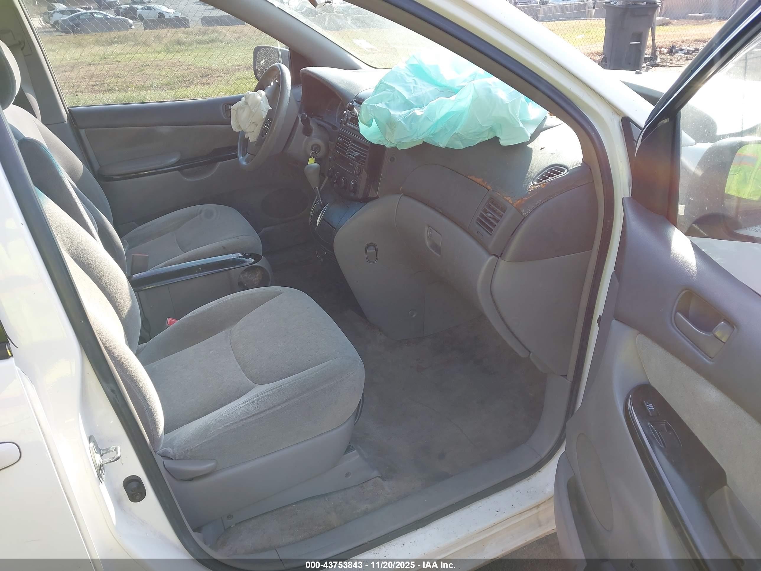 TOYOTA SIENNA image 5