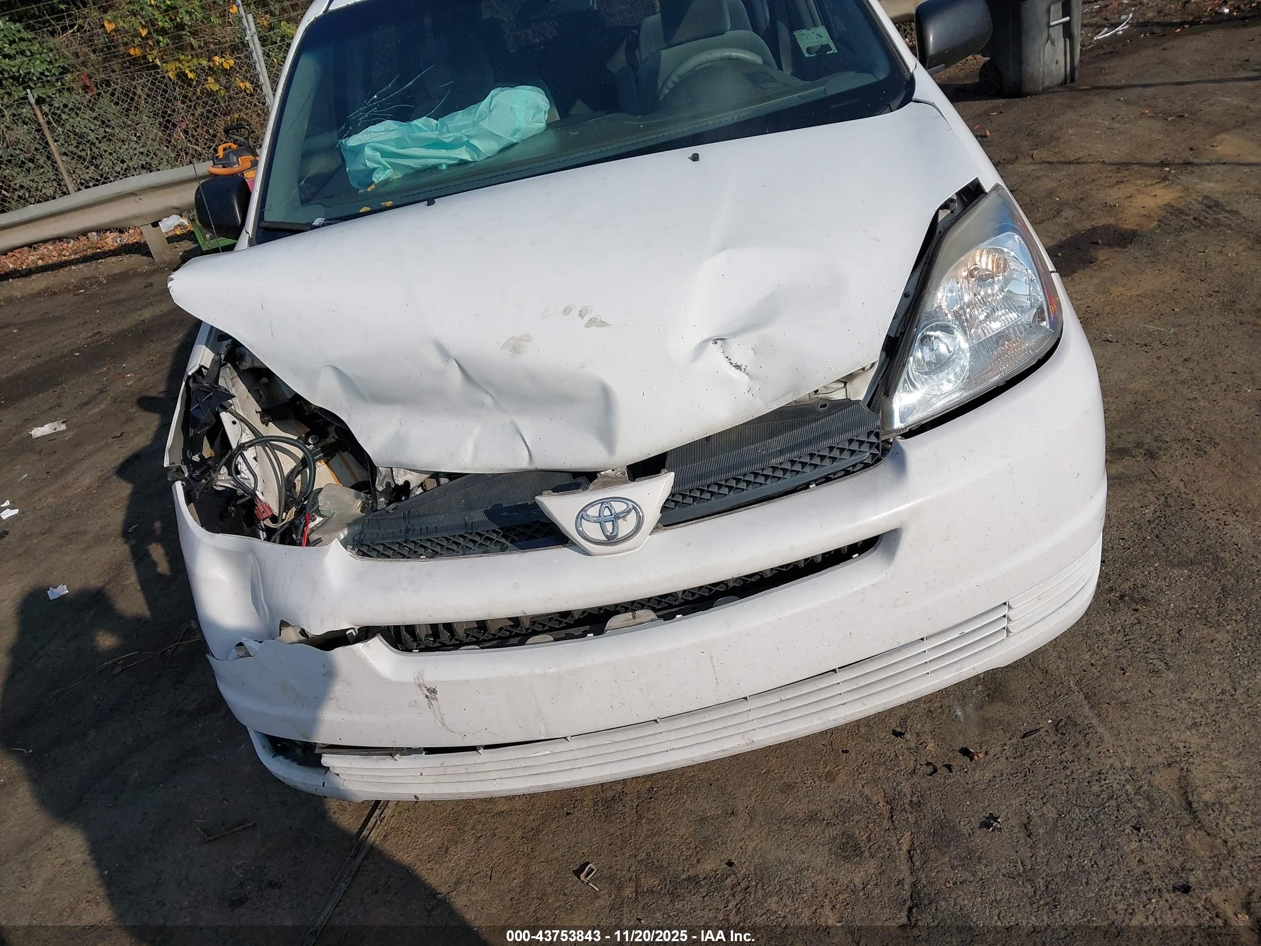 TOYOTA SIENNA image 6